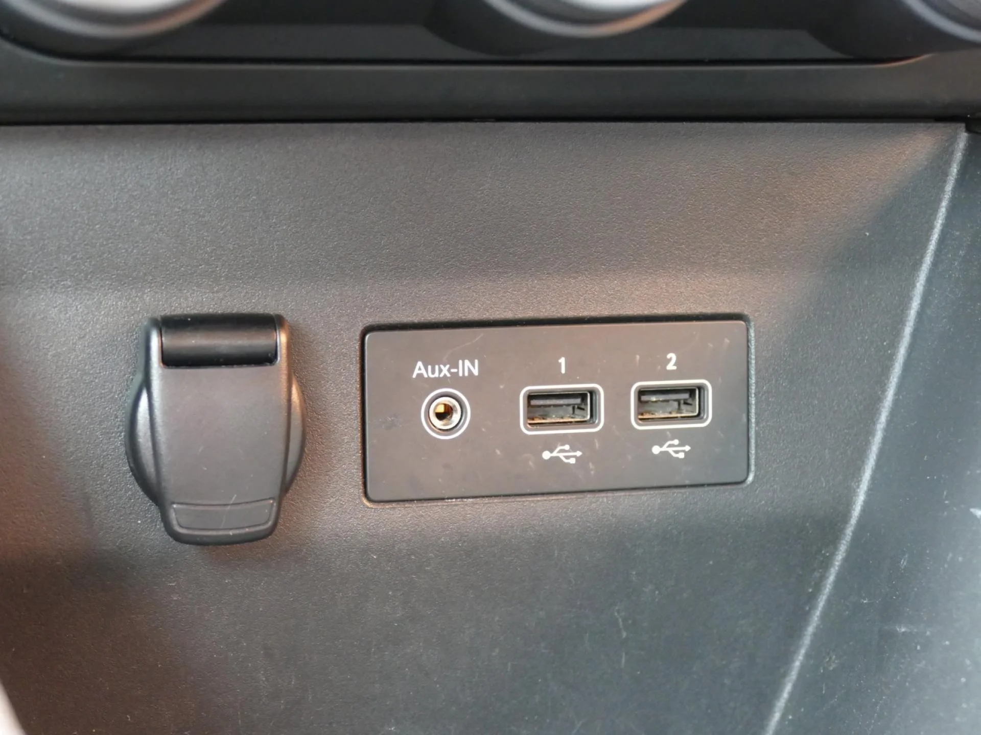 RENAULT CLIO - Miniature 20 sur 32 - Cliquer pour voir cette photo