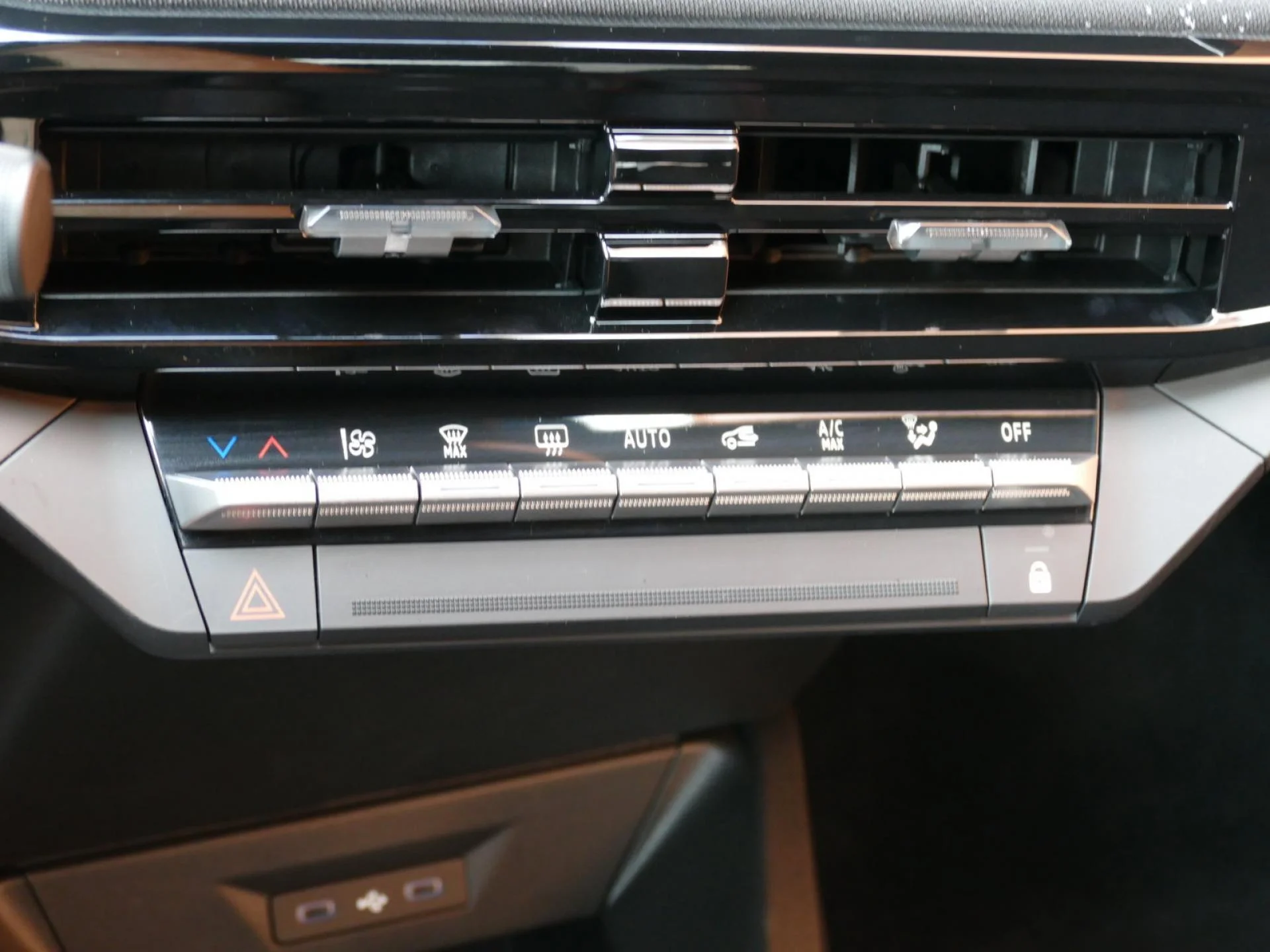 RENAULT CLIO - Miniature 8 sur 32 - Cliquer pour voir cette photo