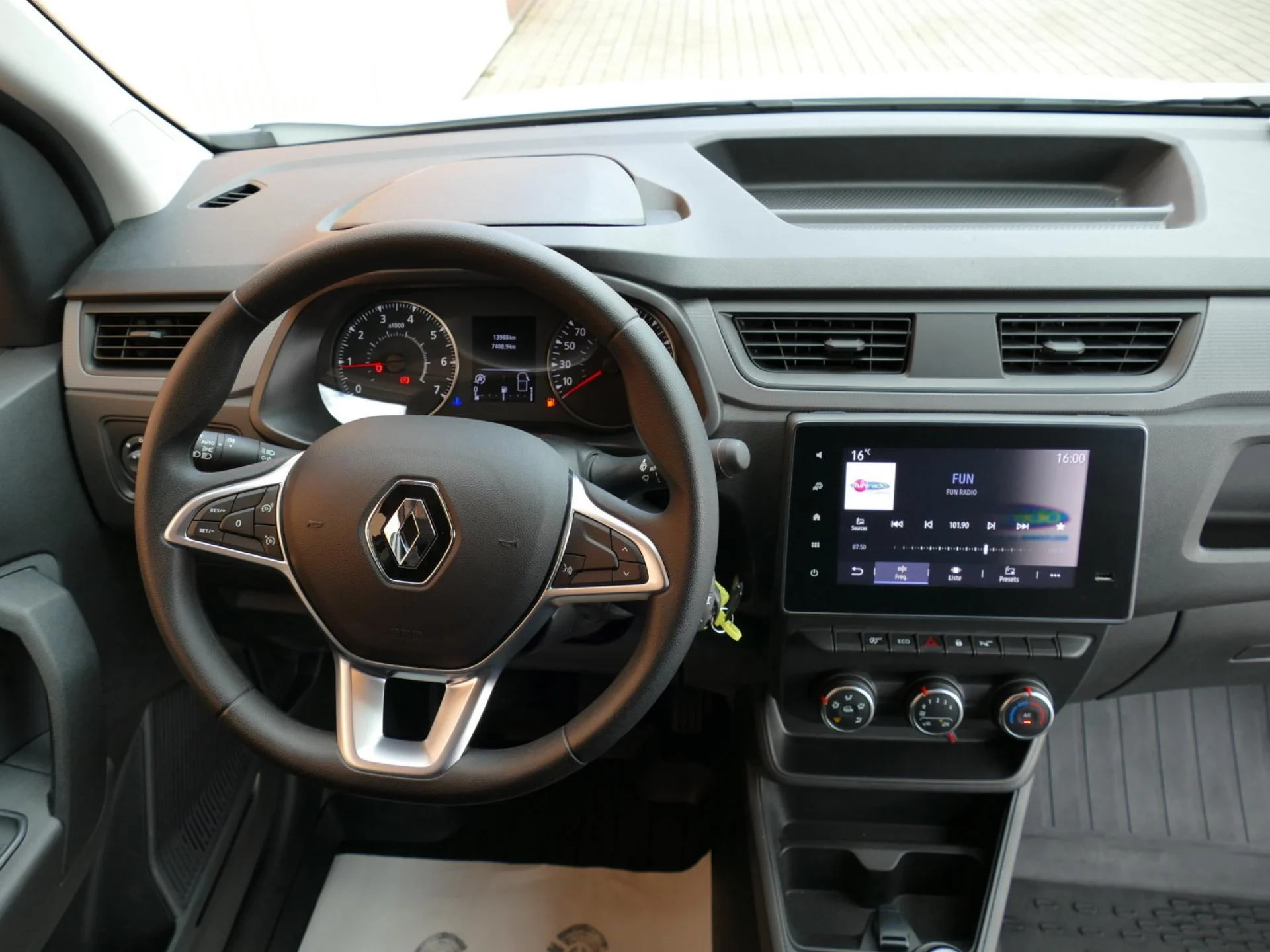 RENAULT EXPRESS - Miniature 5 sur 19 - Cliquer pour voir cette photo