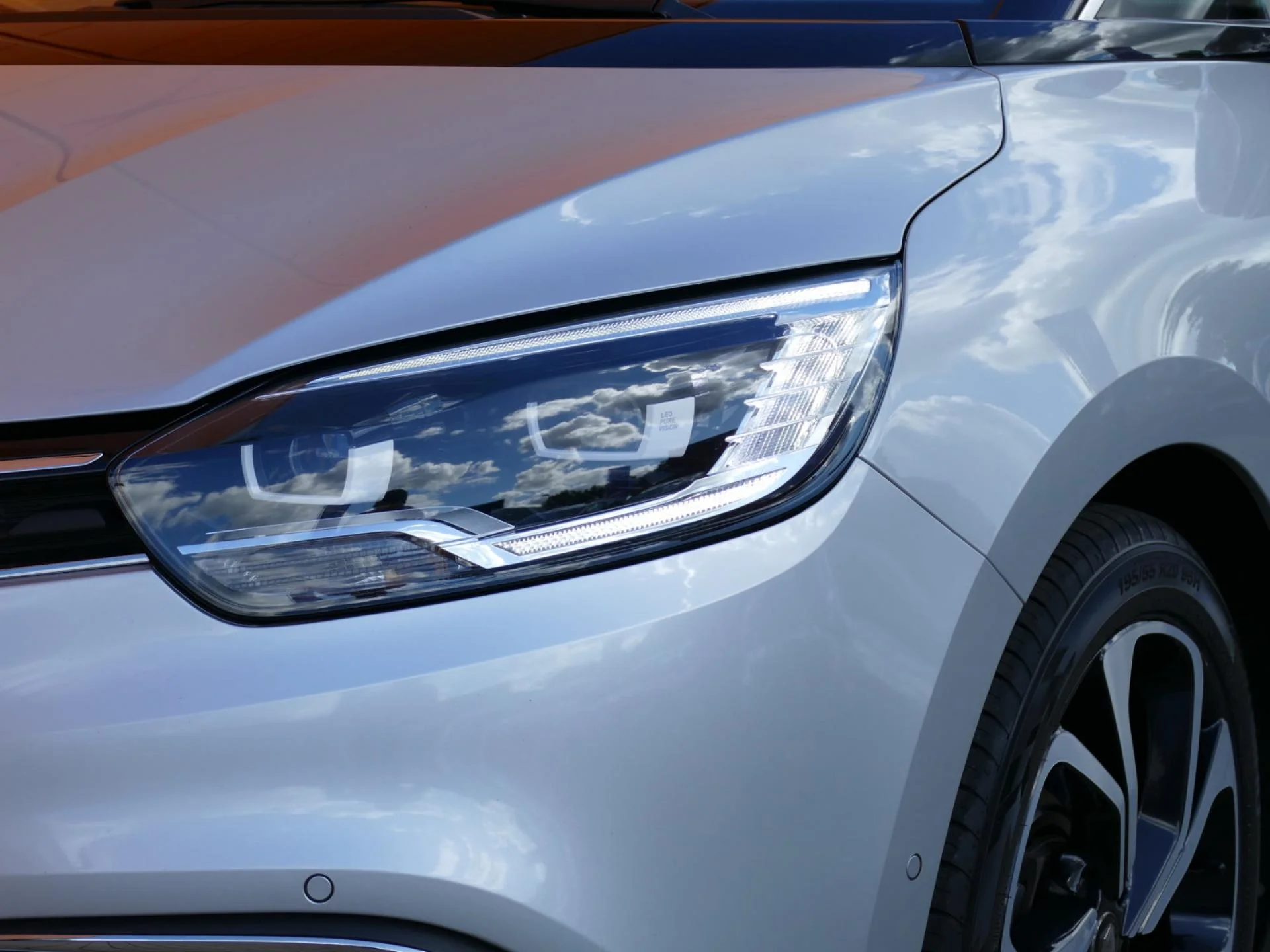 RENAULT SCENIC - Miniature 32 sur 36 - Cliquer pour voir cette photo
