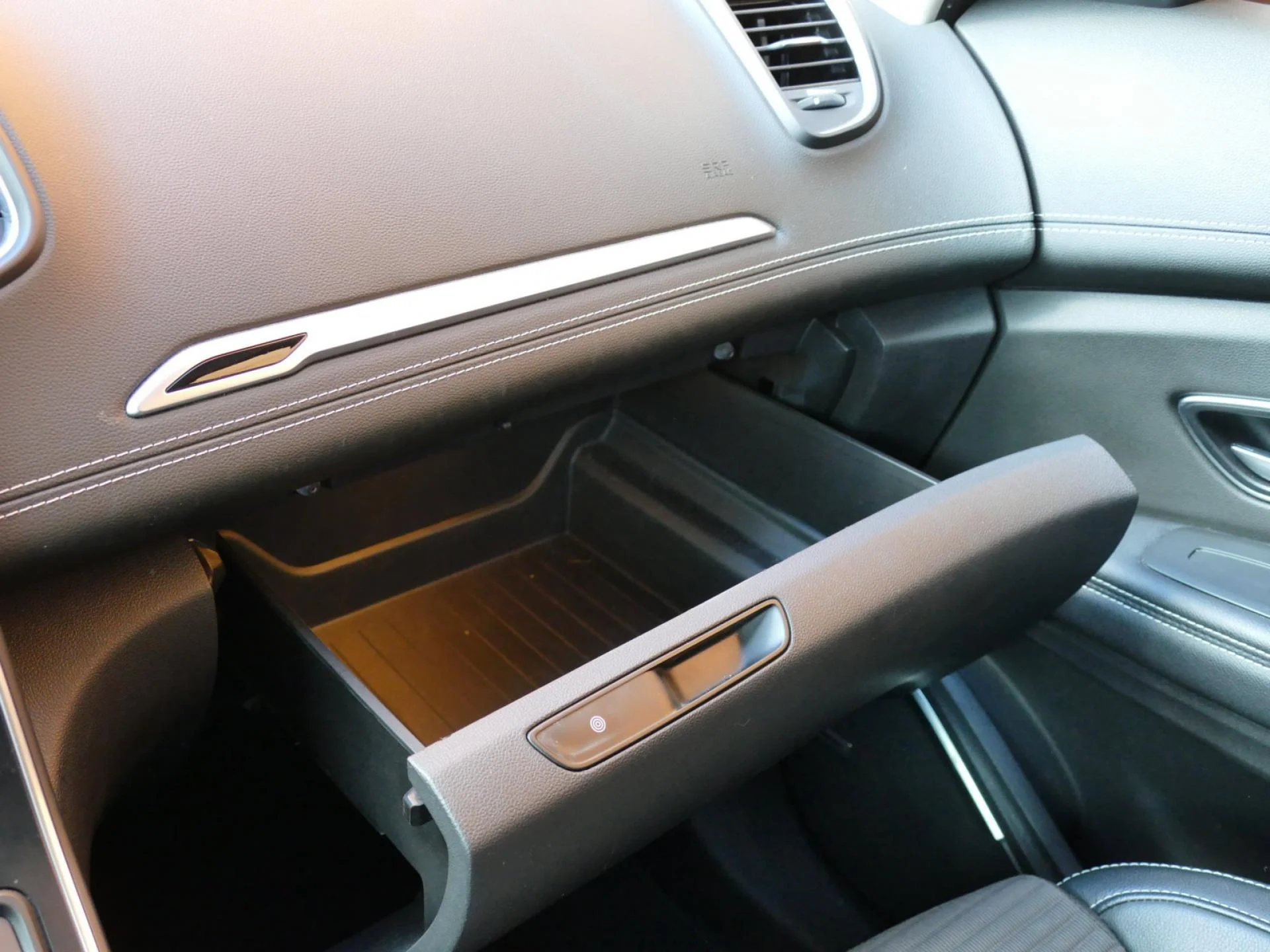 RENAULT SCENIC - Miniature 25 sur 36 - Cliquer pour voir cette photo