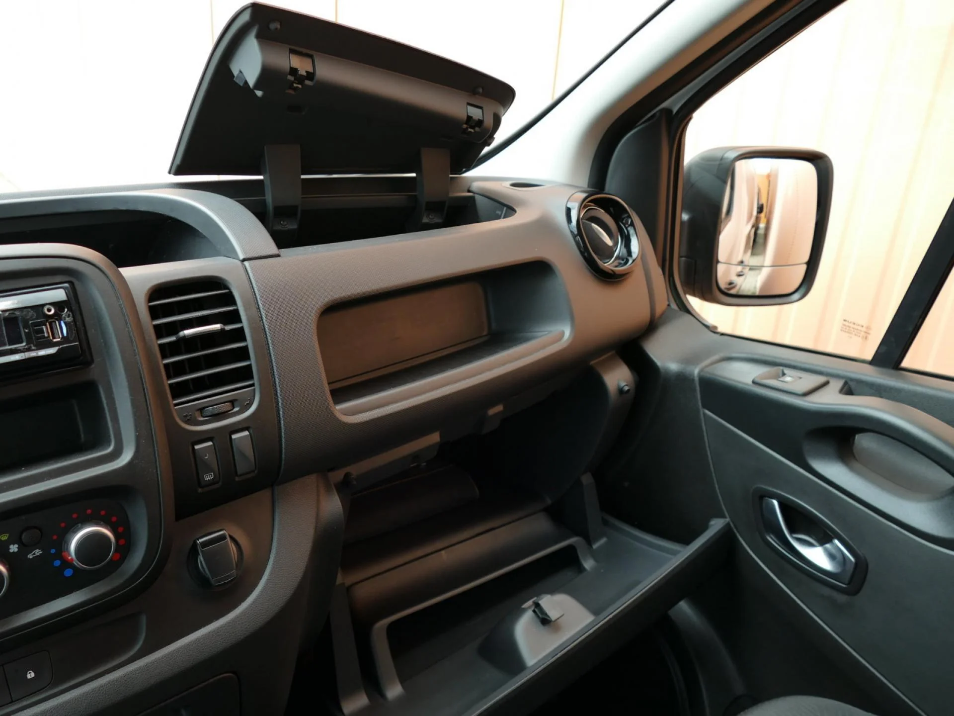 RENAULT TRAFIC - Miniature 15 sur 29 - Cliquer pour voir cette photo