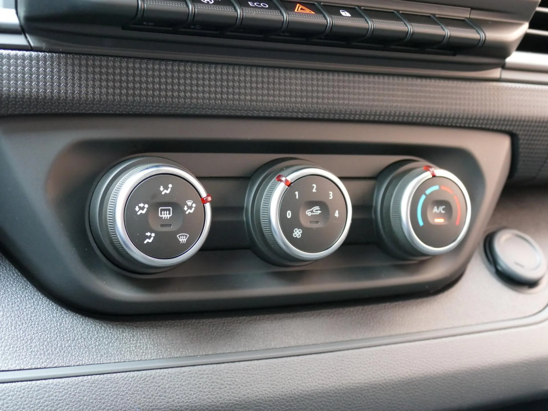RENAULT TRAFIC - Miniature 25 sur 32 - Cliquer pour voir cette photo