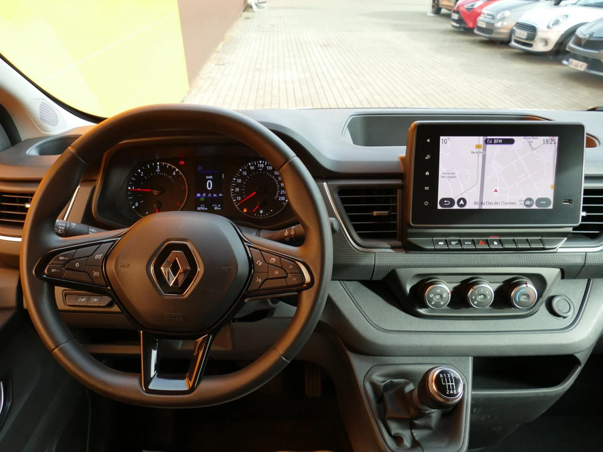 RENAULT TRAFIC - Miniature 5 sur 32 - Cliquer pour voir cette photo