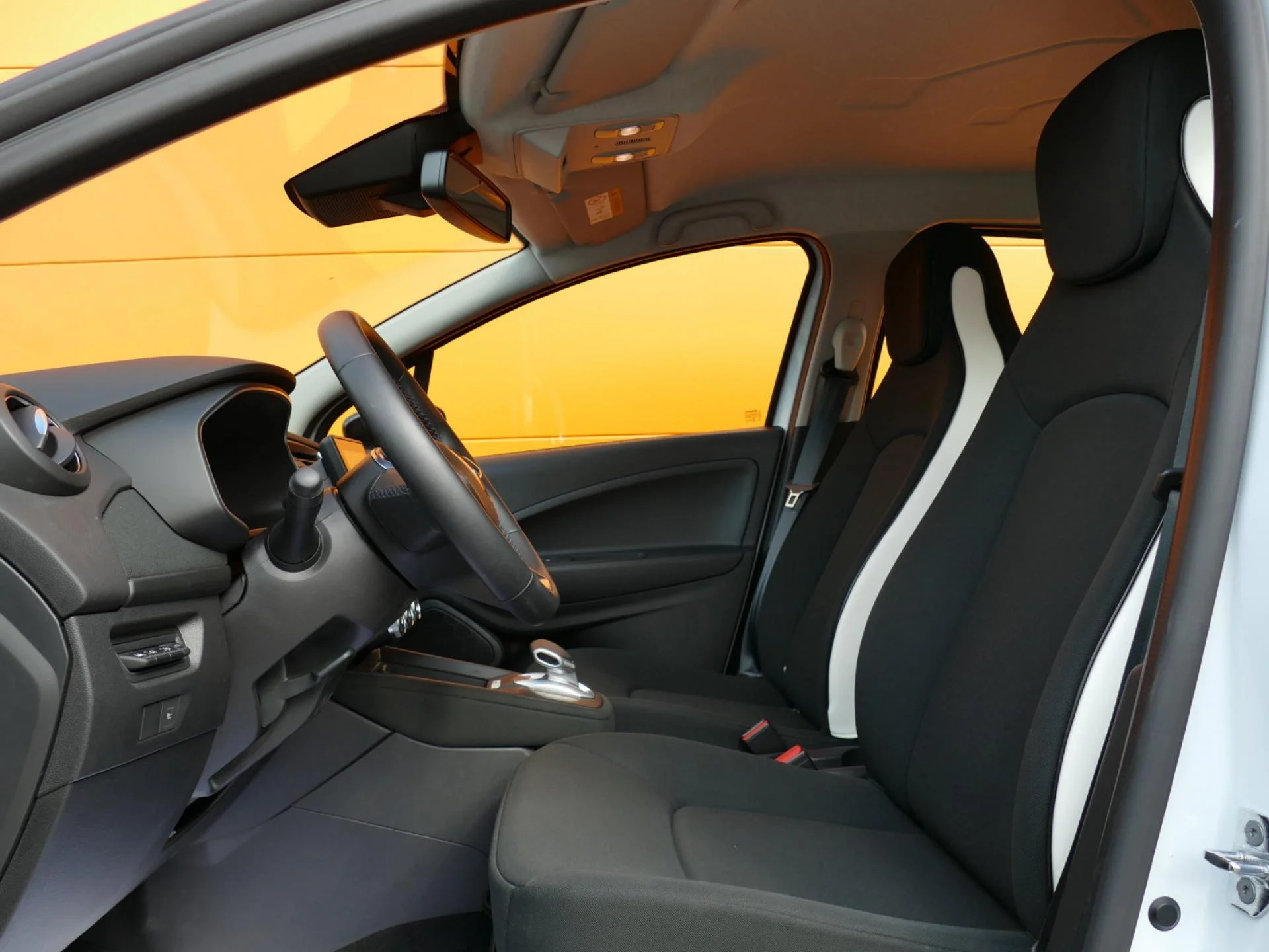 RENAULT ZOE - Miniature 8 sur 29 - Cliquer pour voir cette photo