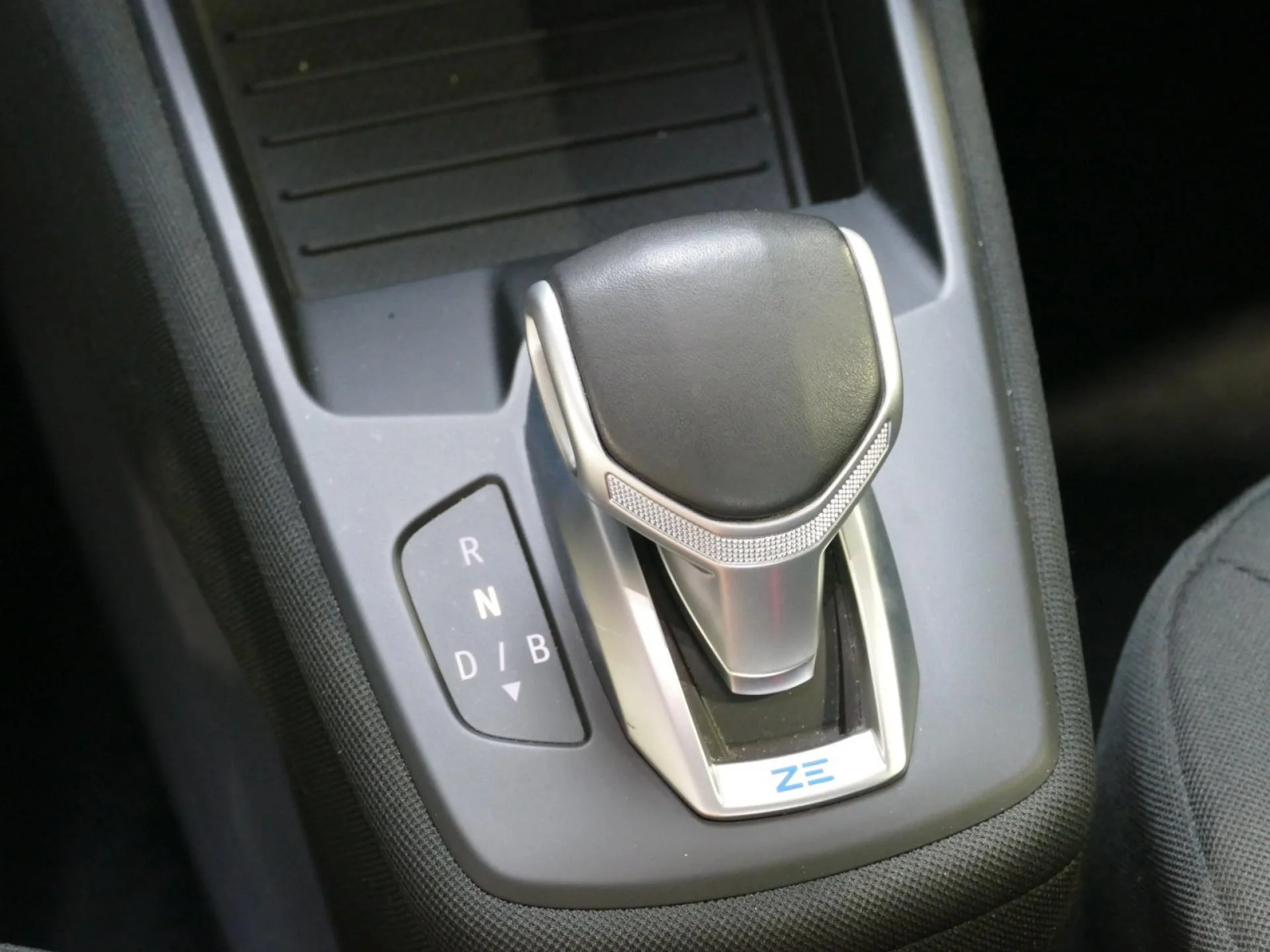 RENAULT ZOE - Miniature 15 sur 29 - Cliquer pour voir cette photo