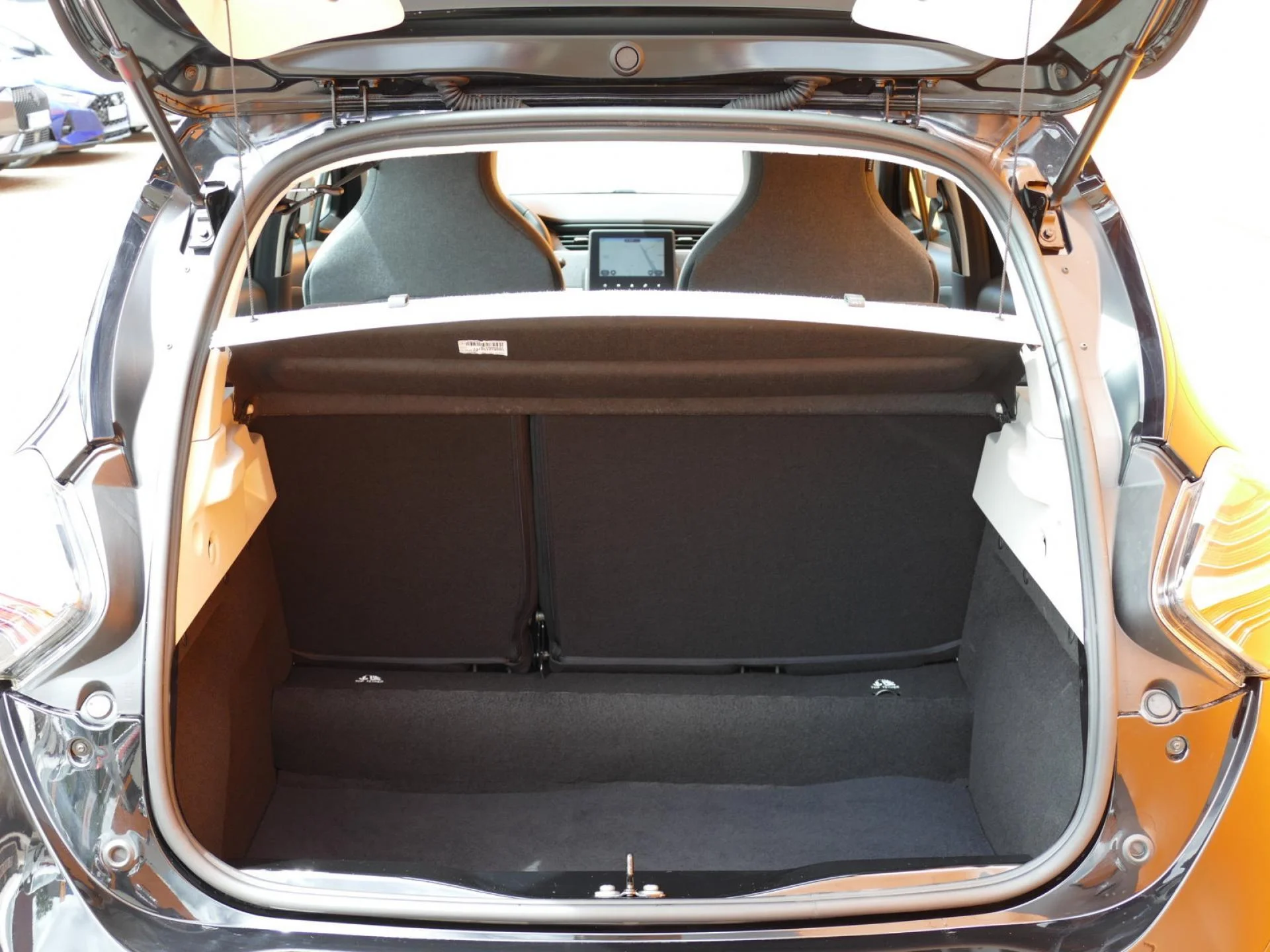 RENAULT ZOE - Miniature 8 sur 32 - Cliquer pour voir cette photo