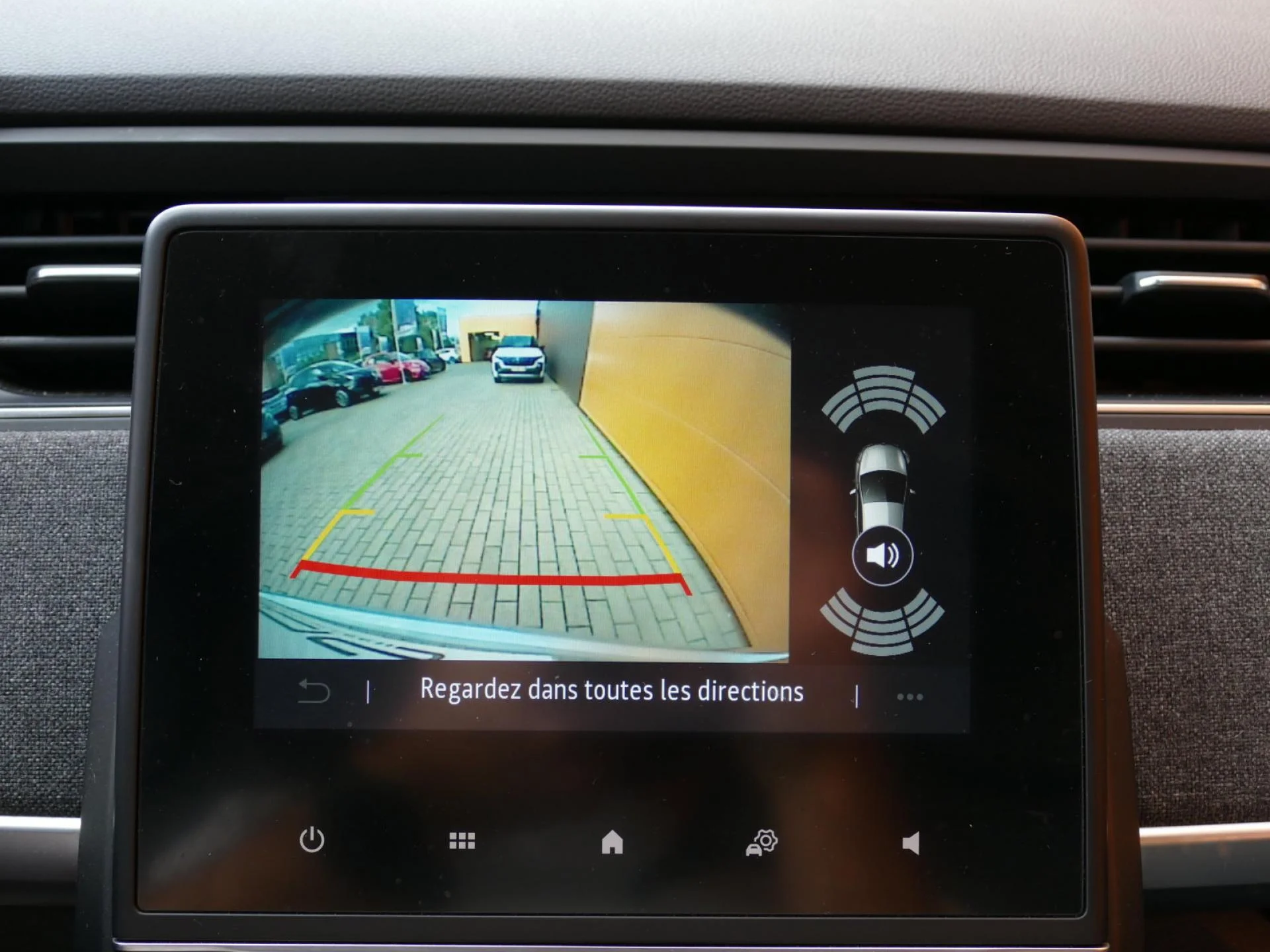 RENAULT ZOE - Miniature 11 sur 29 - Cliquer pour voir cette photo