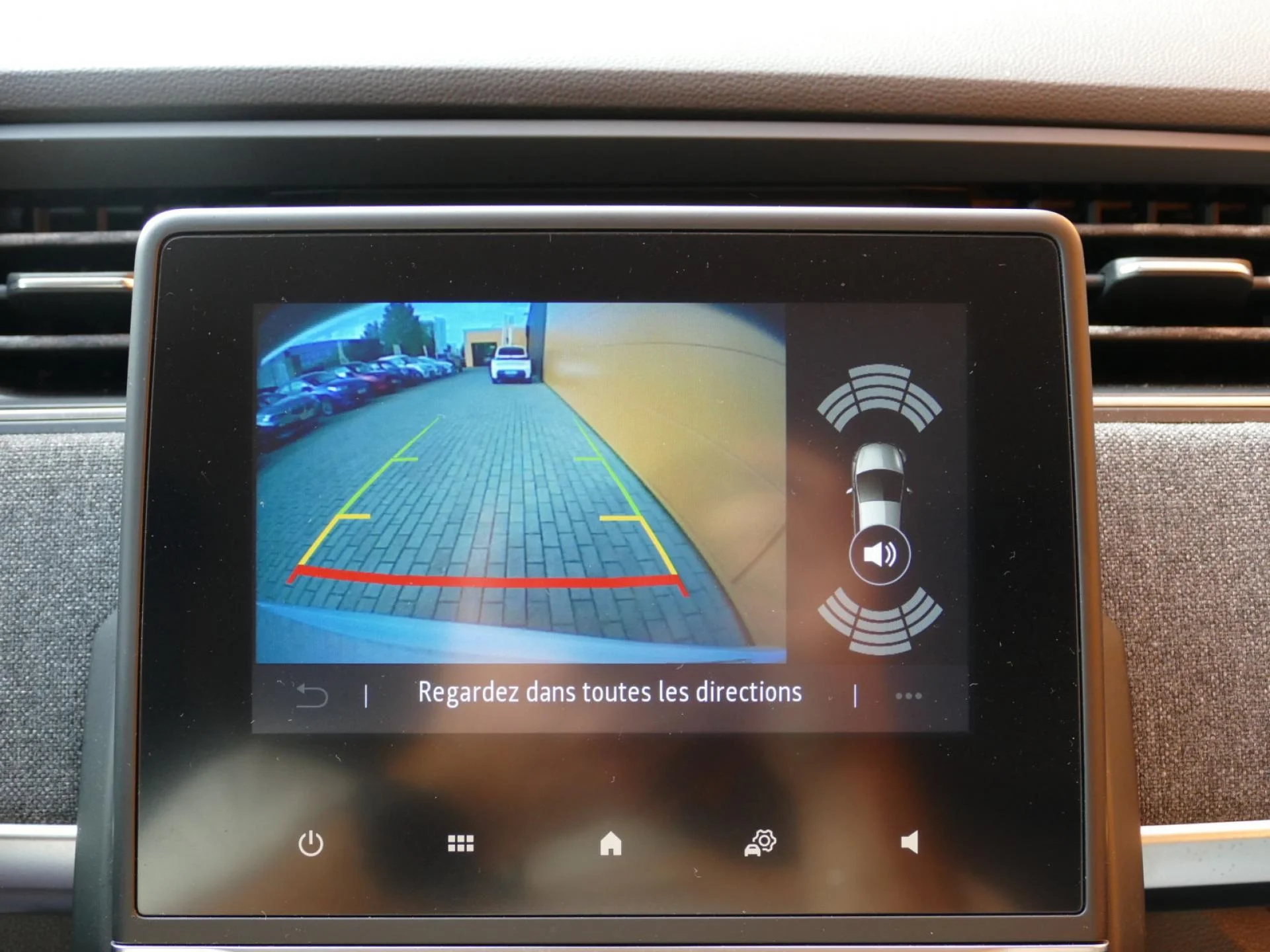 RENAULT ZOE - Miniature 13 sur 33 - Cliquer pour voir cette photo