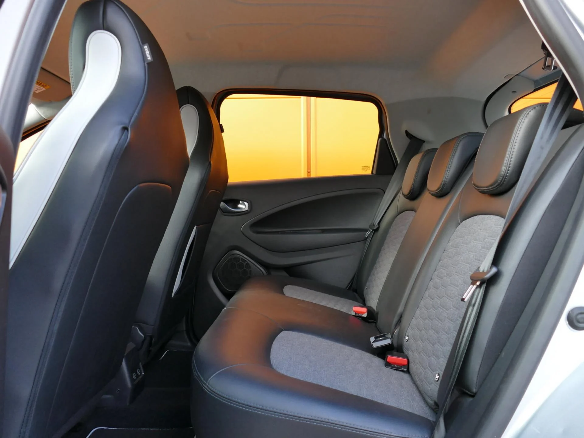 RENAULT ZOE - Miniature 8 sur 29 - Cliquer pour voir cette photo