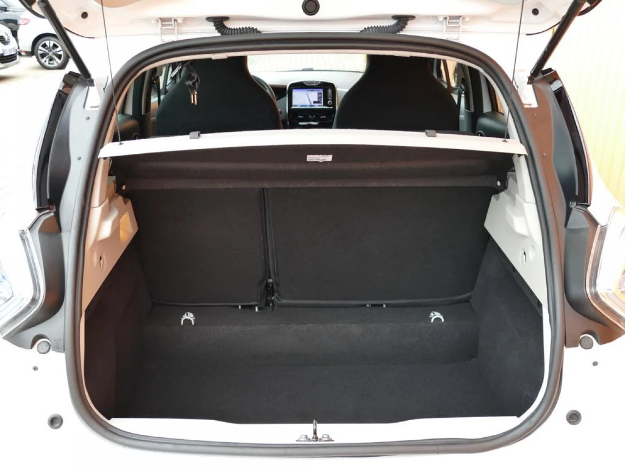 RENAULT ZOE - Miniature 10 sur 22 - Cliquer pour voir cette photo