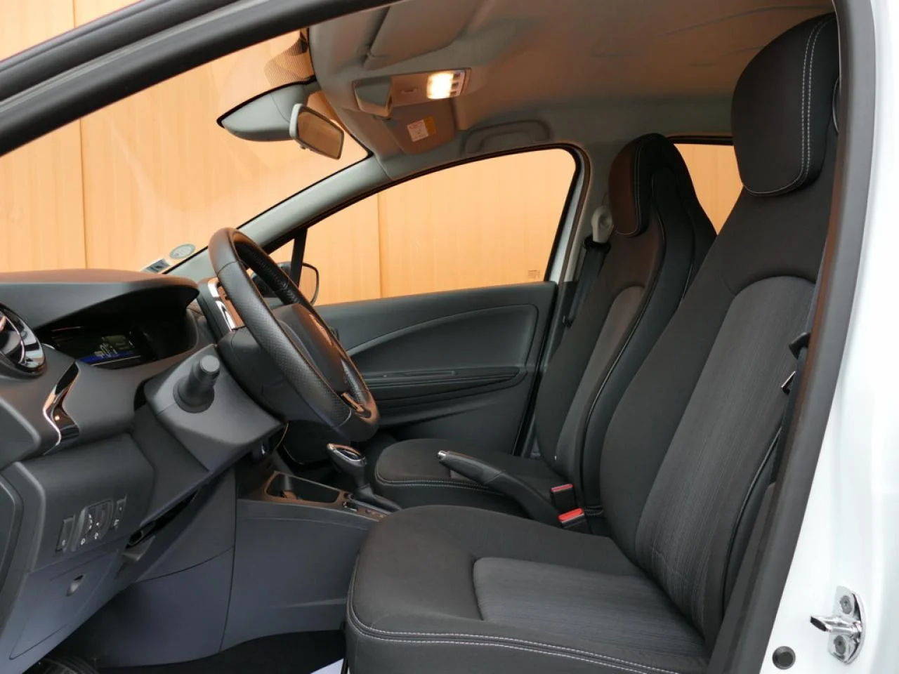 RENAULT ZOE - Miniature 8 sur 22 - Cliquer pour voir cette photo
