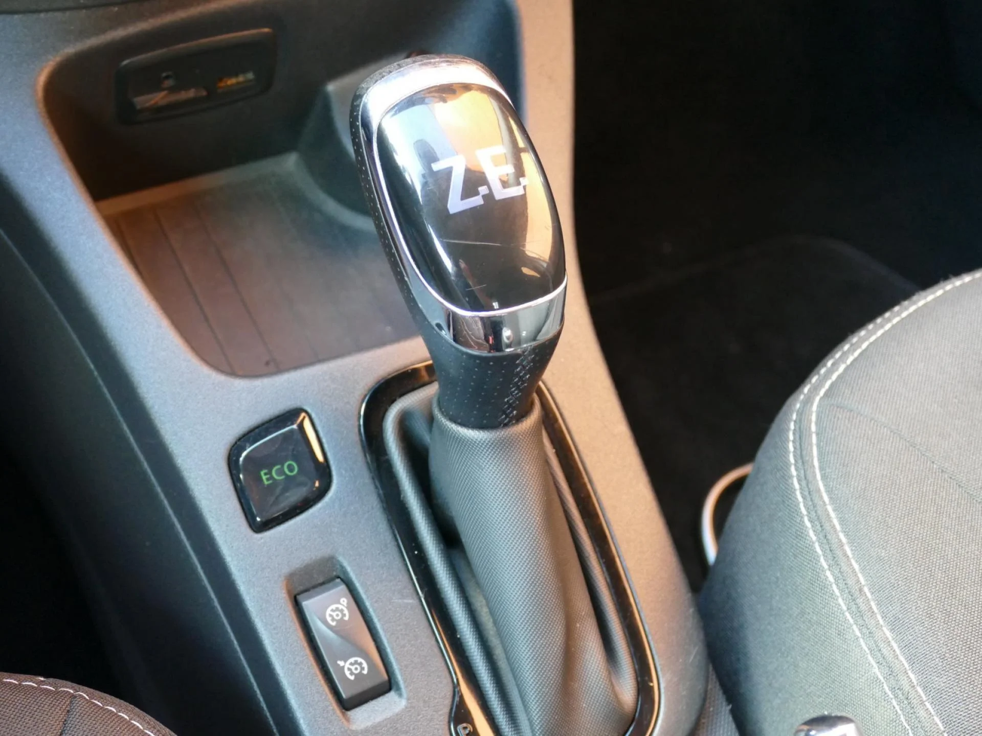 RENAULT ZOE - Miniature 18 sur 32 - Cliquer pour voir cette photo