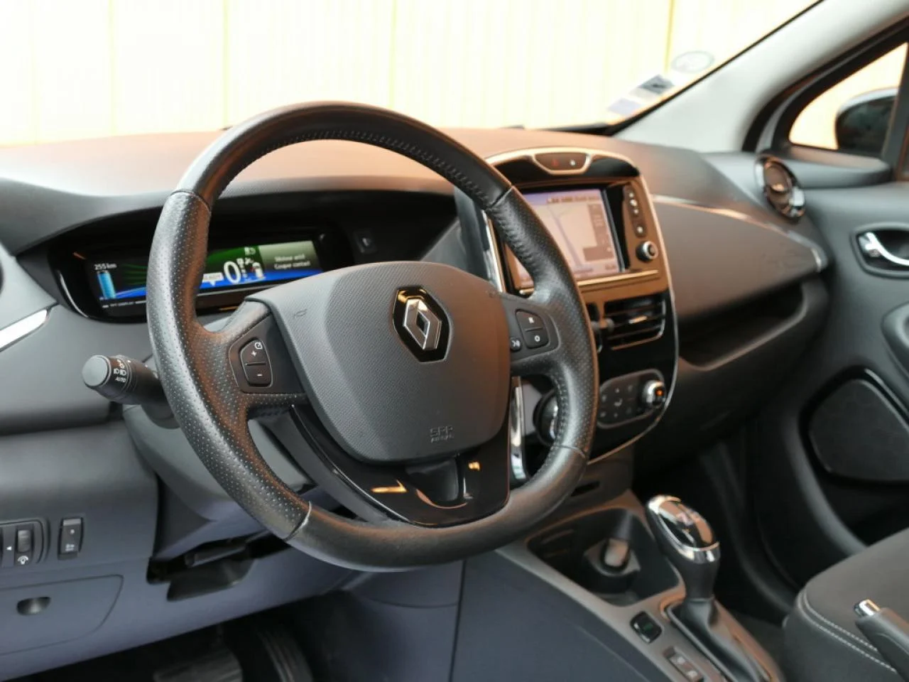 RENAULT ZOE - Miniature 14 sur 22 - Cliquer pour voir cette photo