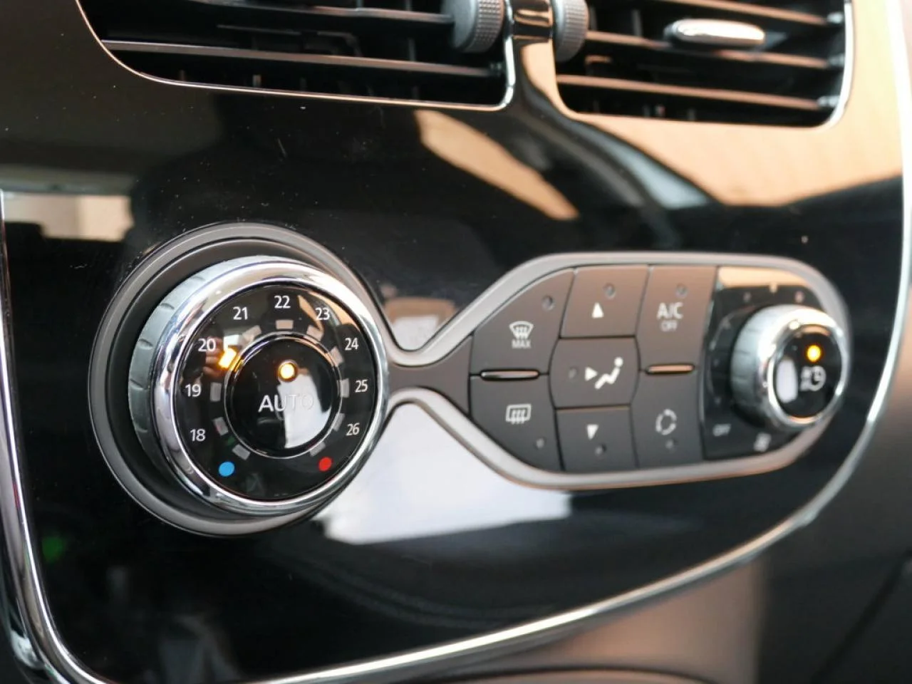 RENAULT ZOE - Miniature 13 sur 22 - Cliquer pour voir cette photo