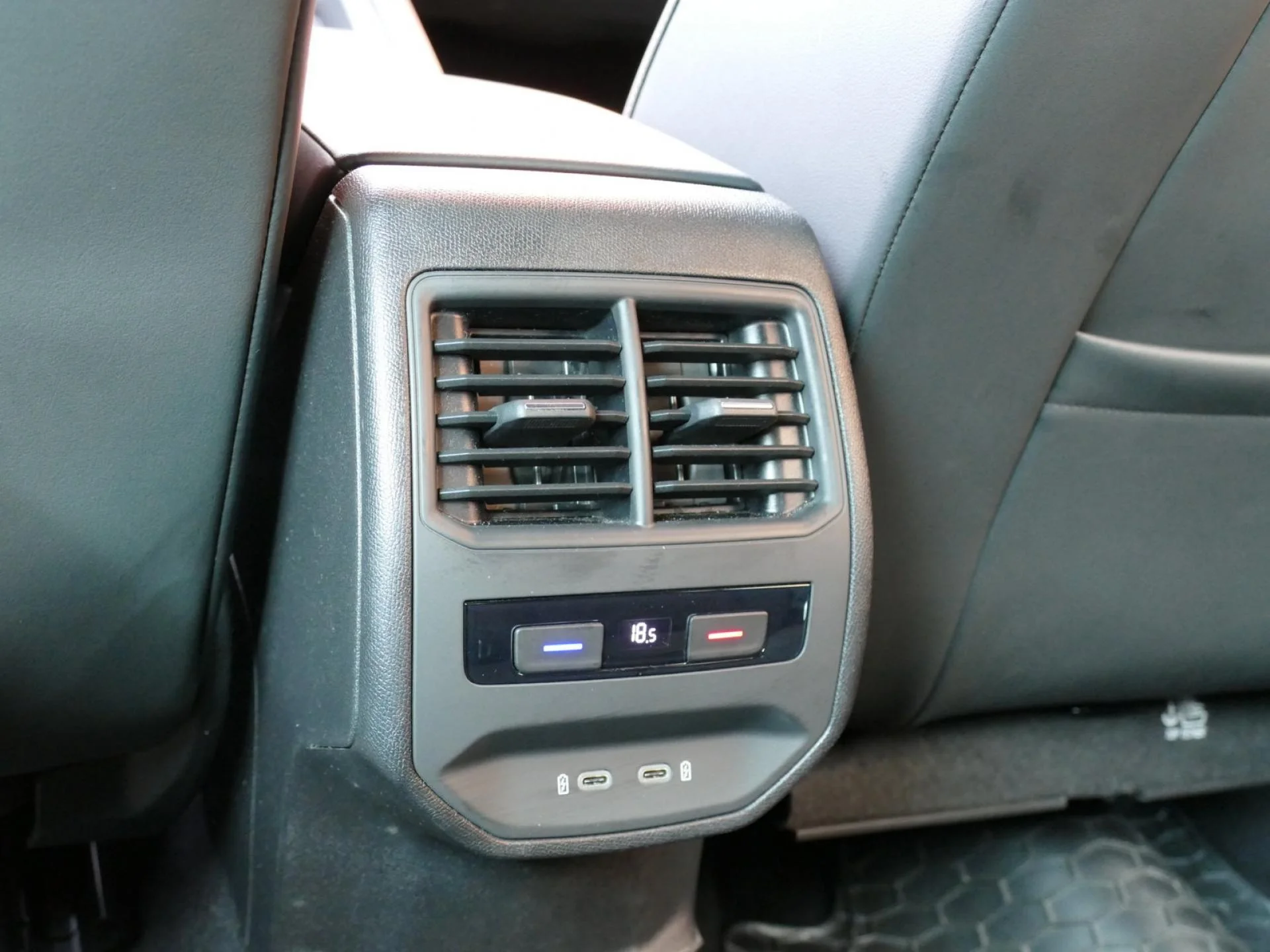 SEAT LEON - Miniature 26 sur 36 - Cliquer pour voir cette photo