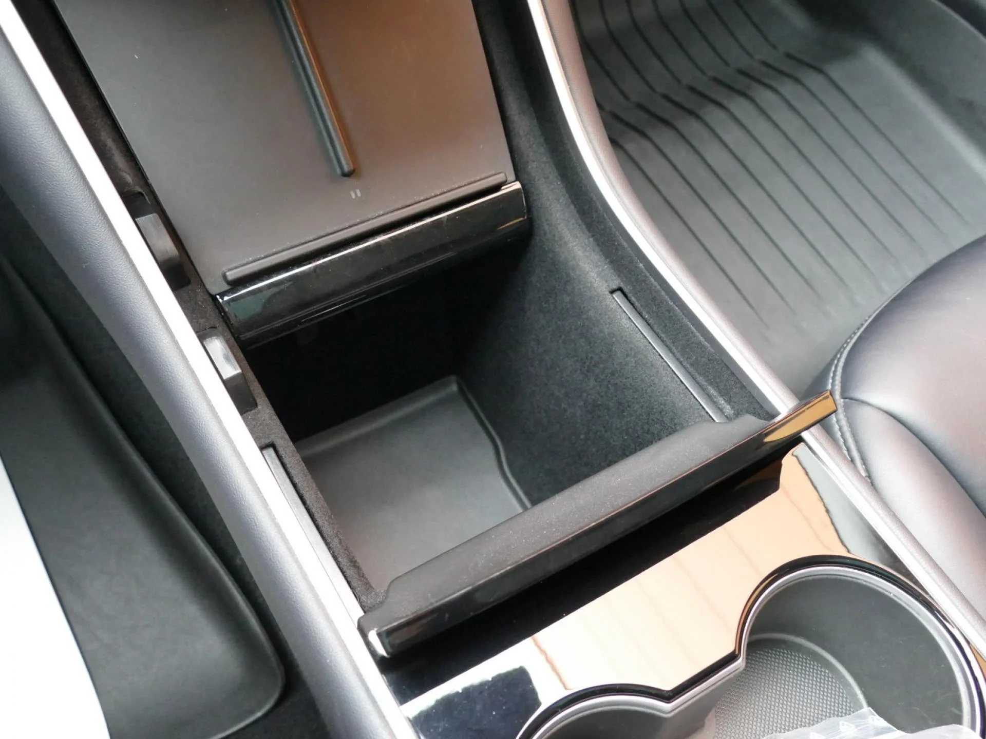 TESLA MODEL 3 - Miniature 19 sur 32 - Cliquer pour voir cette photo