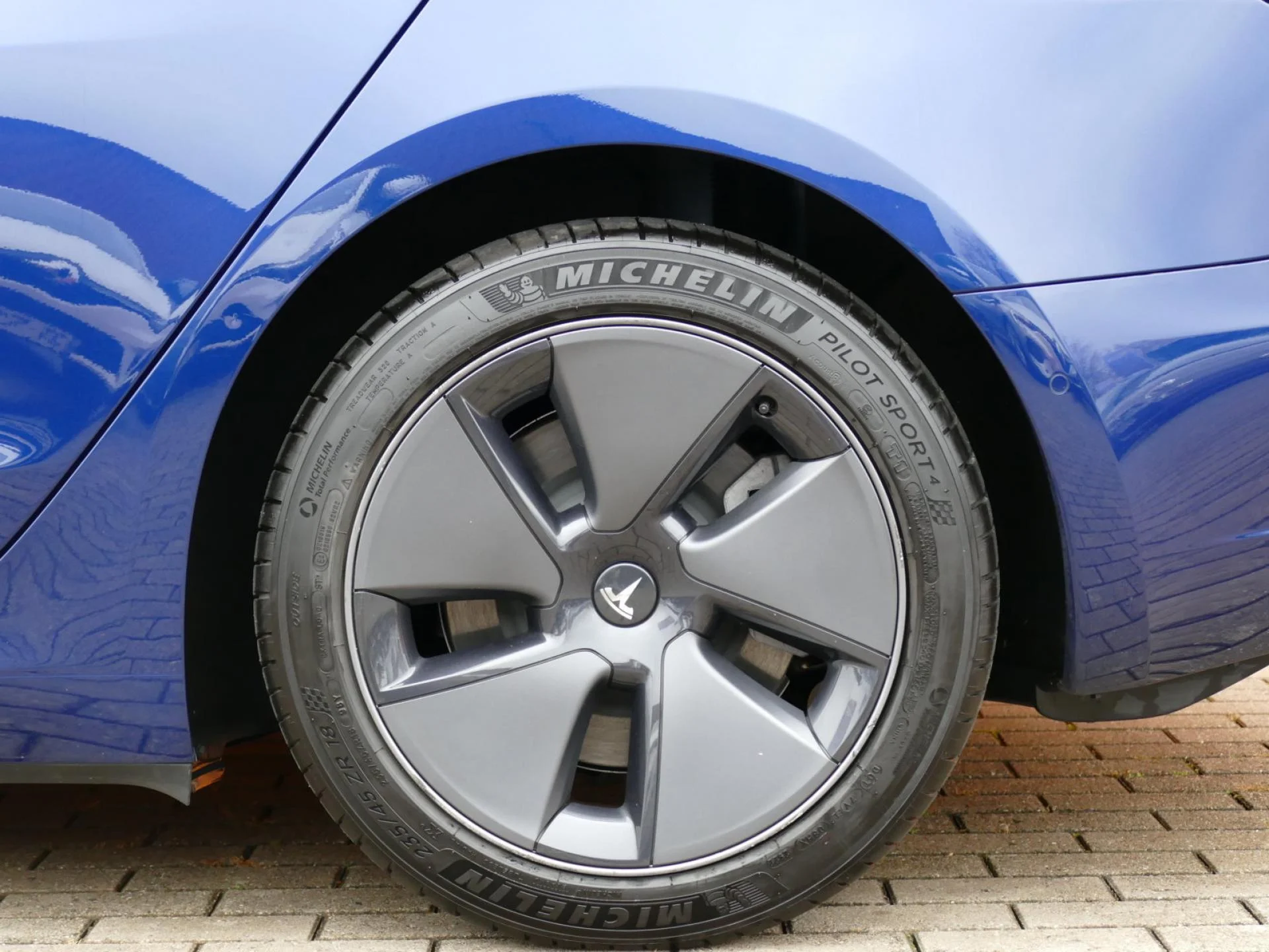 TESLA MODEL 3 - Miniature 31 sur 32 - Cliquer pour voir cette photo