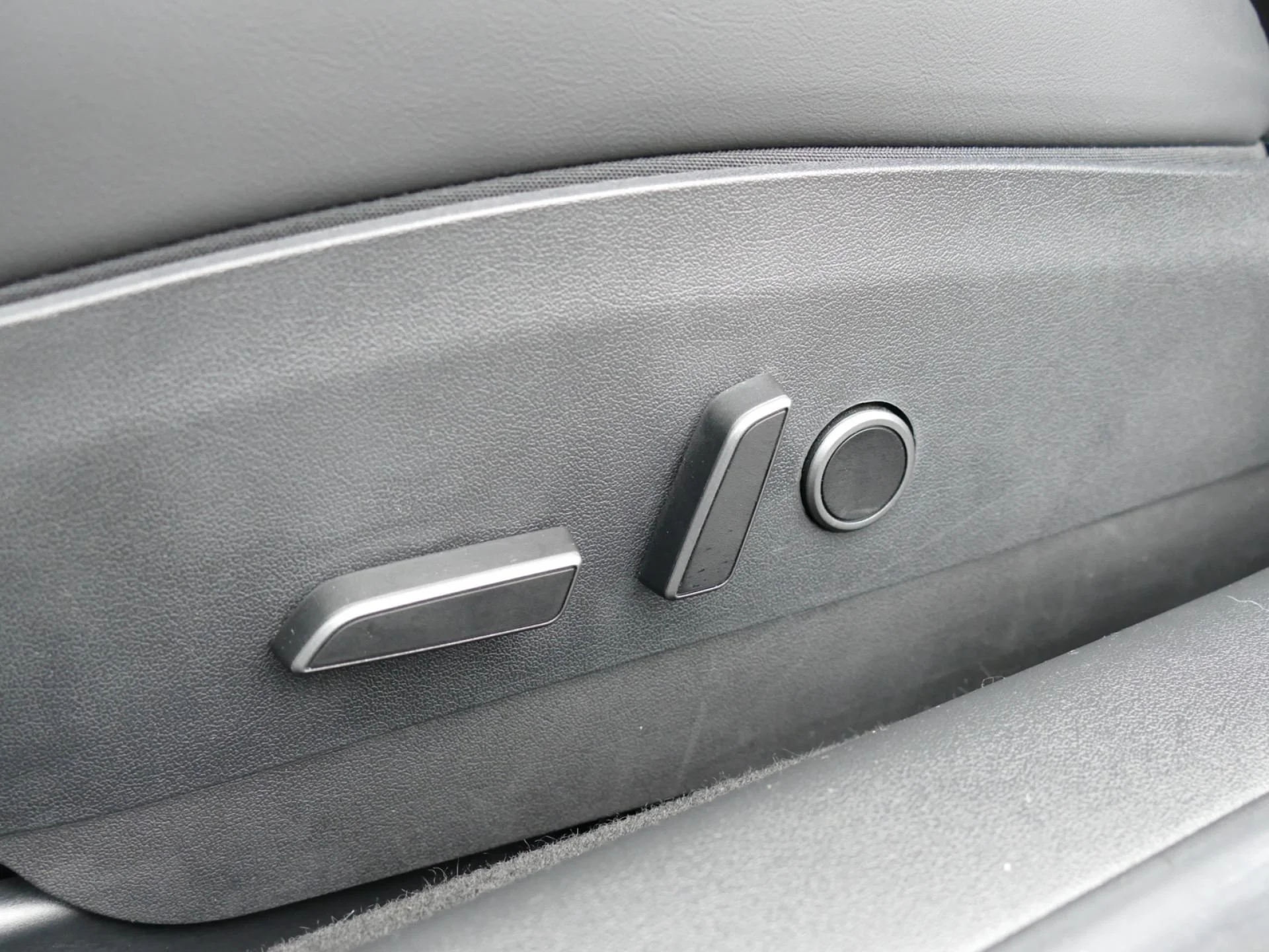 TESLA MODEL 3 - Miniature 21 sur 32 - Cliquer pour voir cette photo