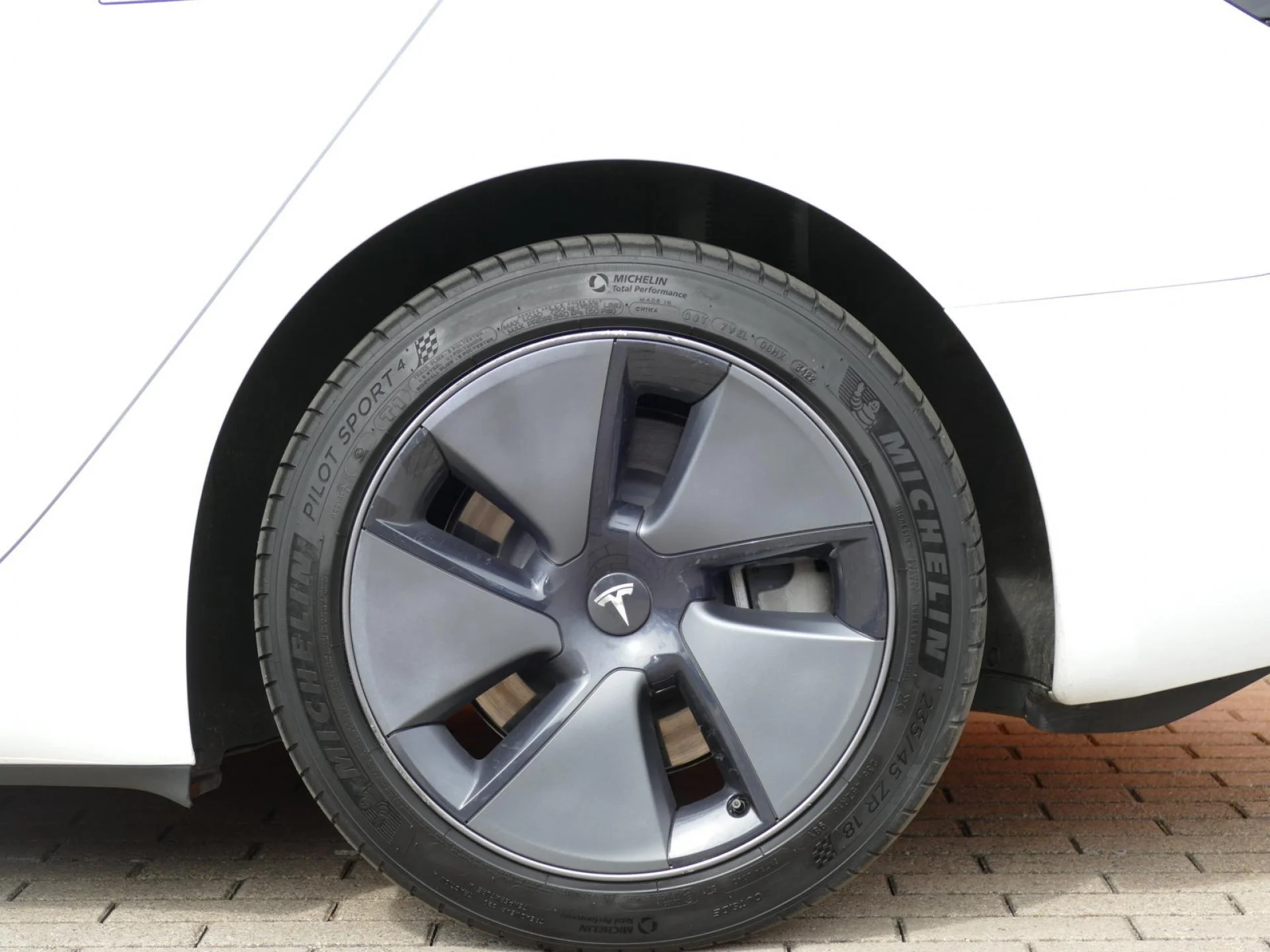 TESLA MODEL 3 - Miniature 30 sur 30 - Cliquer pour voir cette photo