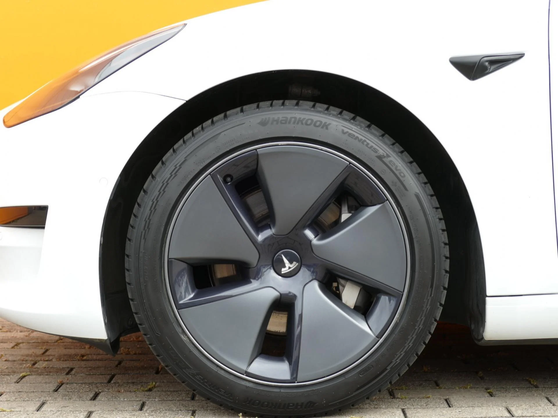 TESLA MODEL 3 - Miniature 27 sur 28 - Cliquer pour voir cette photo