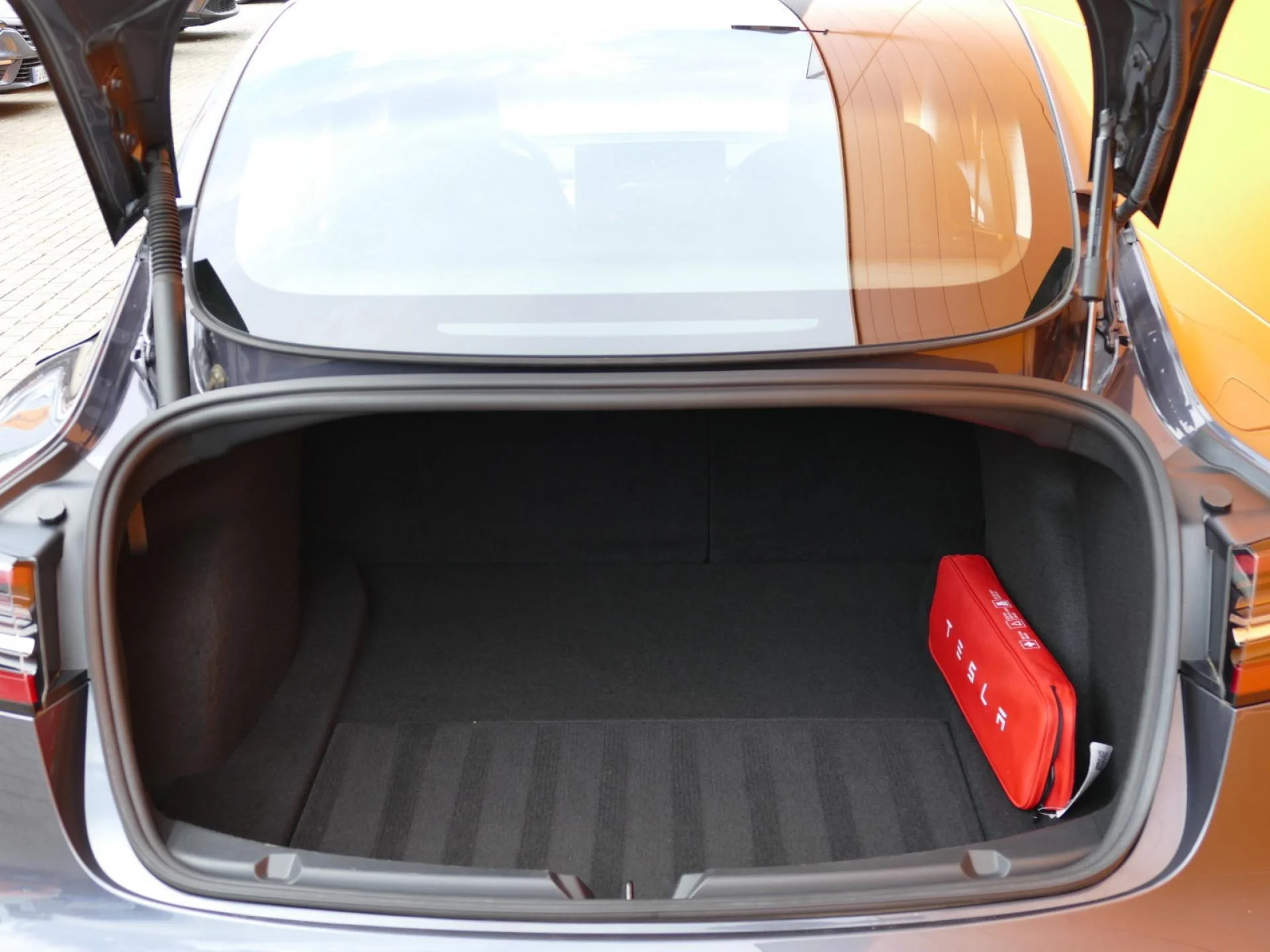 TESLA MODEL 3 - Miniature 9 sur 33 - Cliquer pour voir cette photo