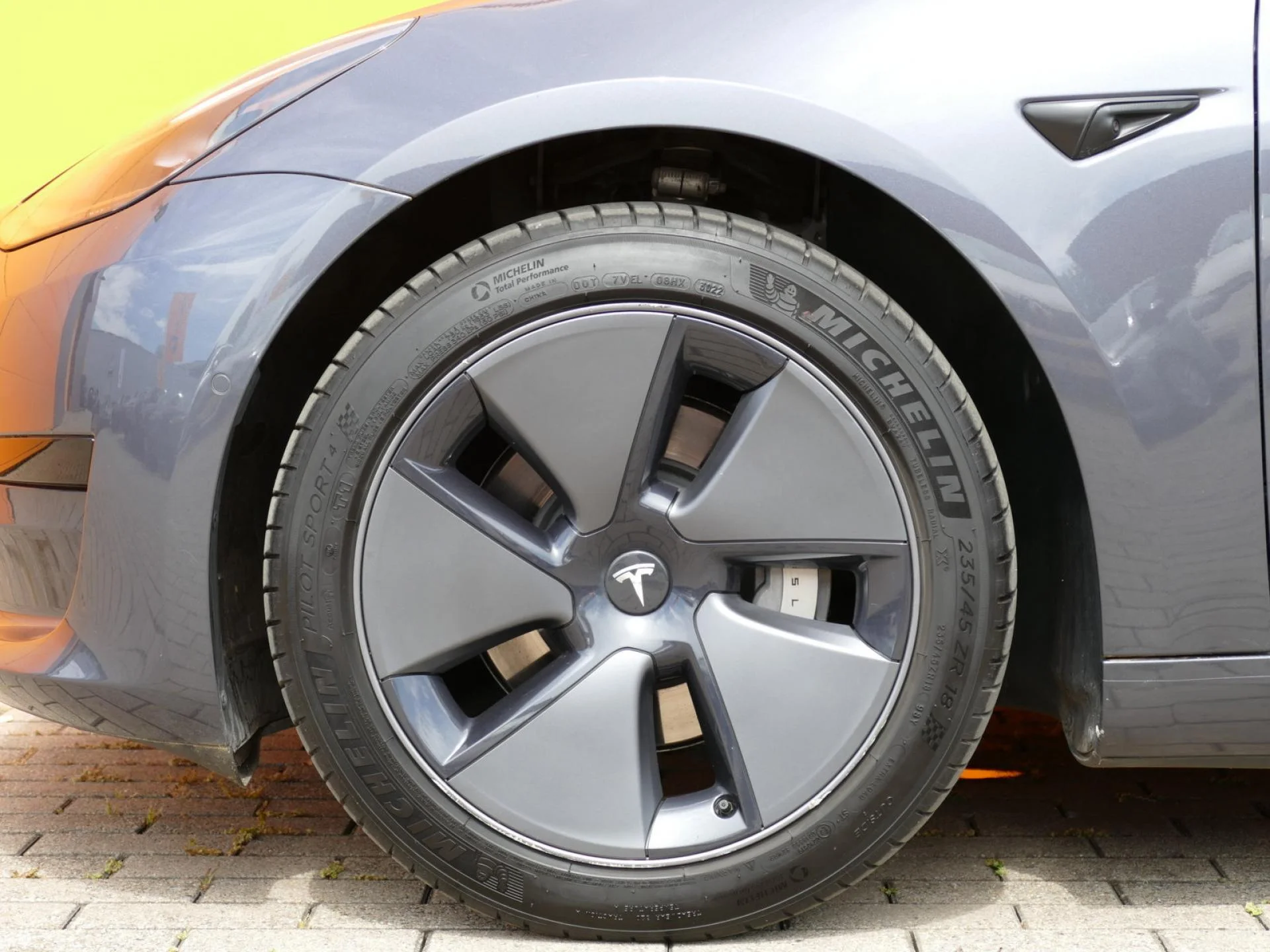 TESLA MODEL 3 - Miniature 32 sur 33 - Cliquer pour voir cette photo