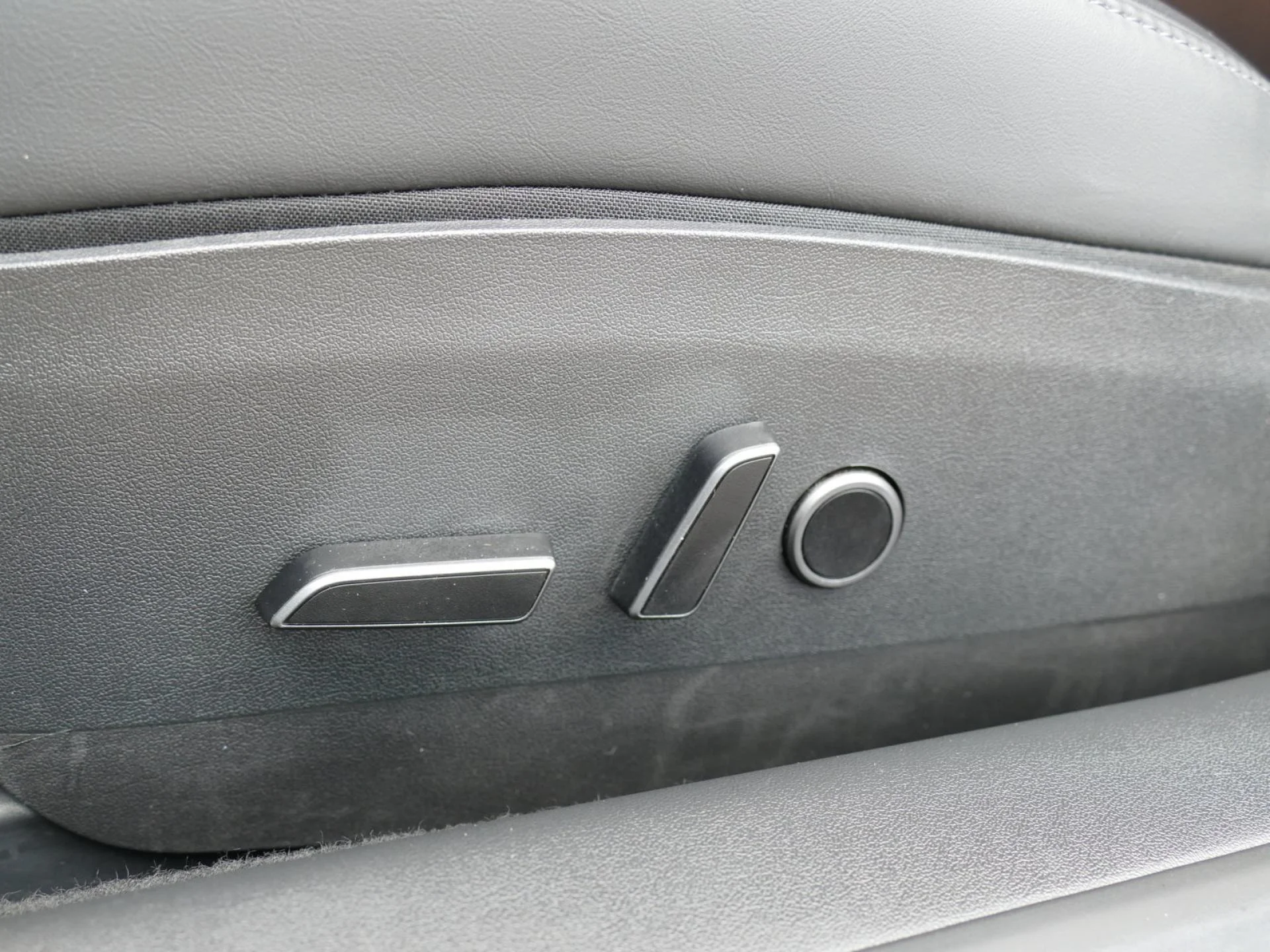 TESLA MODEL 3 - Miniature 24 sur 34 - Cliquer pour voir cette photo