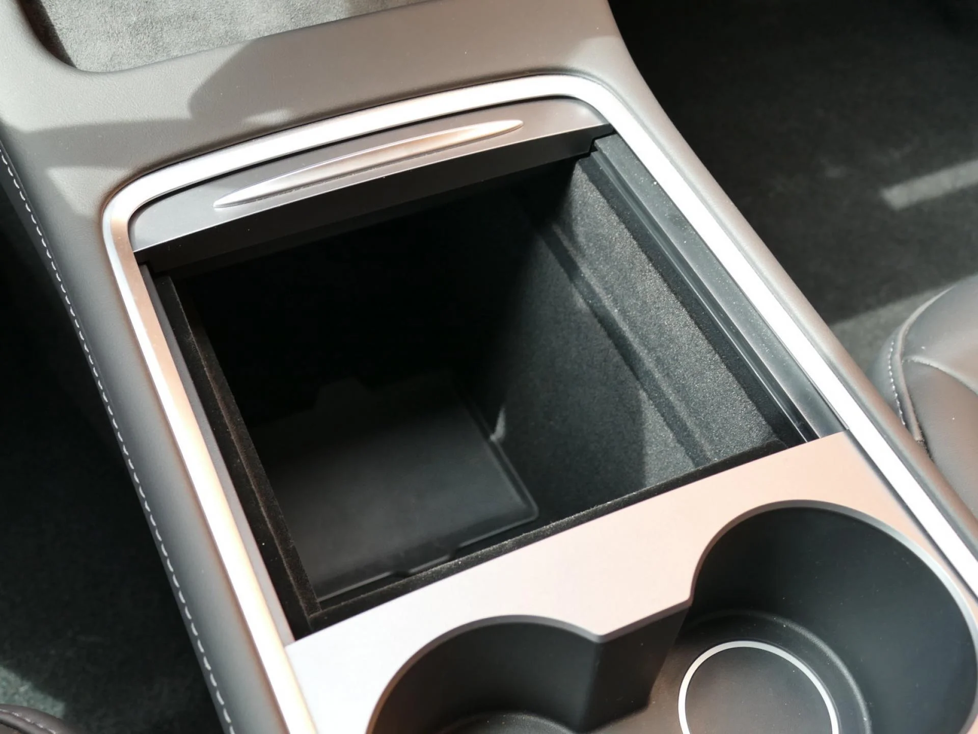 TESLA MODEL 3 - Miniature 26 sur 34 - Cliquer pour voir cette photo