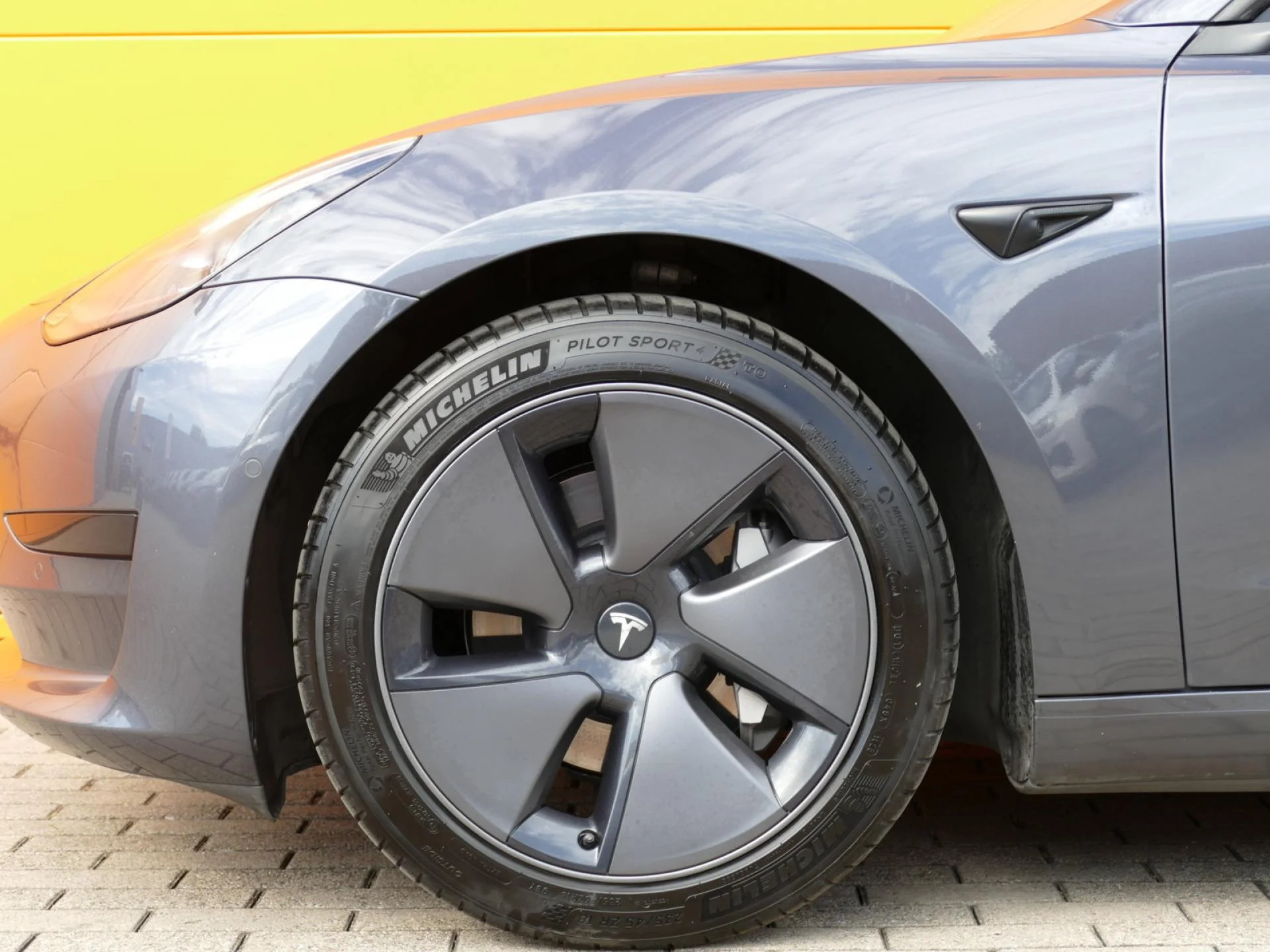 TESLA MODEL 3 - Miniature 34 sur 35 - Cliquer pour voir cette photo