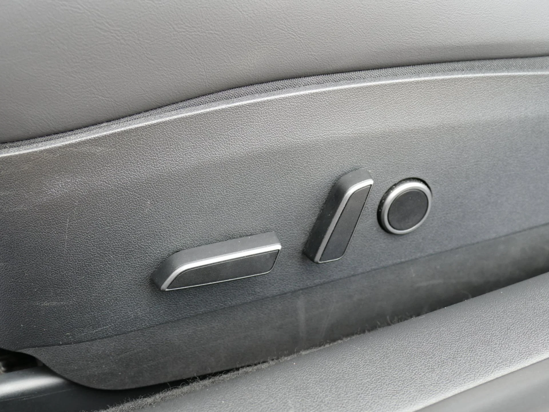 TESLA MODEL 3 - Miniature 21 sur 35 - Cliquer pour voir cette photo