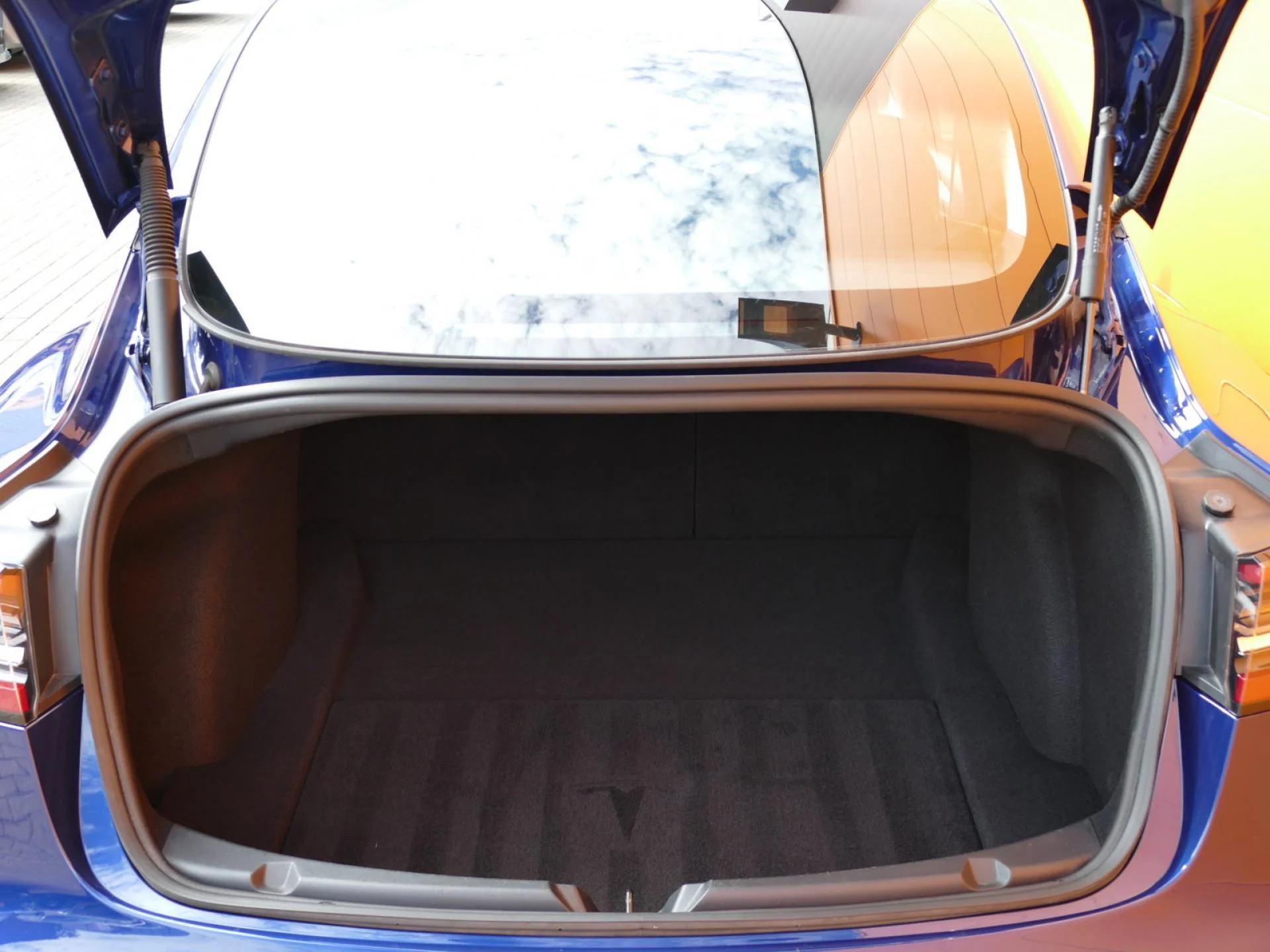 TESLA MODEL 3 - Miniature 10 sur 35 - Cliquer pour voir cette photo
