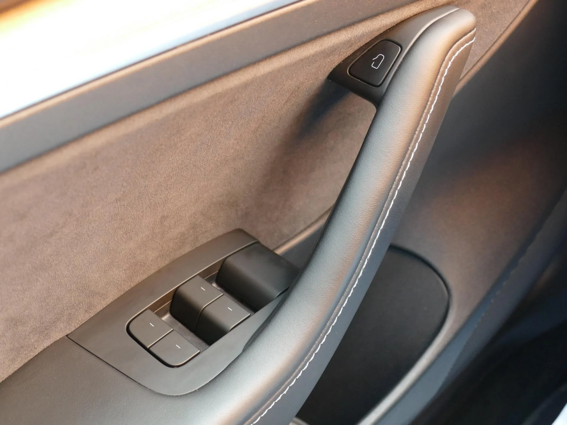 TESLA MODEL 3 - Miniature 26 sur 35 - Cliquer pour voir cette photo