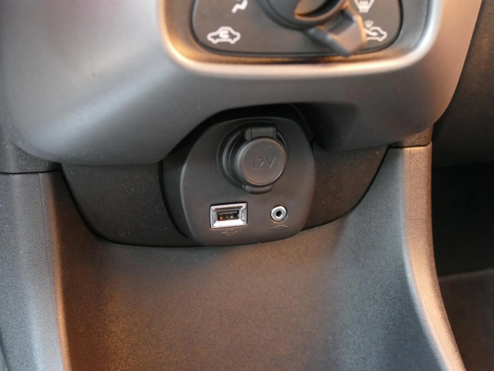 TOYOTA AYGO - Miniature 17 sur 31 - Cliquer pour voir cette photo