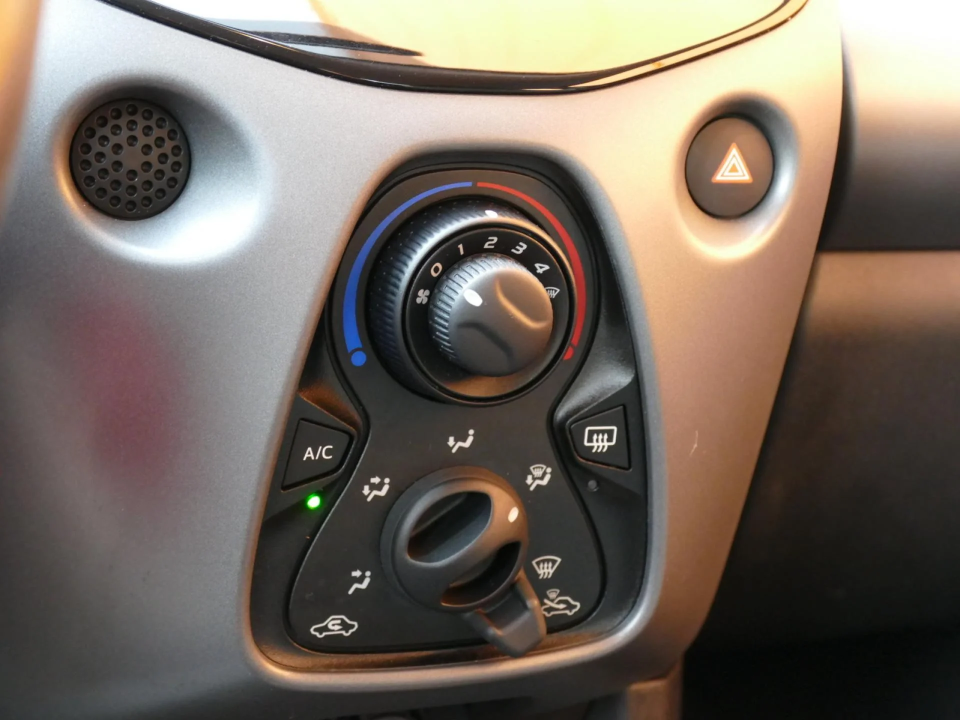 TOYOTA AYGO - Miniature 13 sur 31 - Cliquer pour voir cette photo