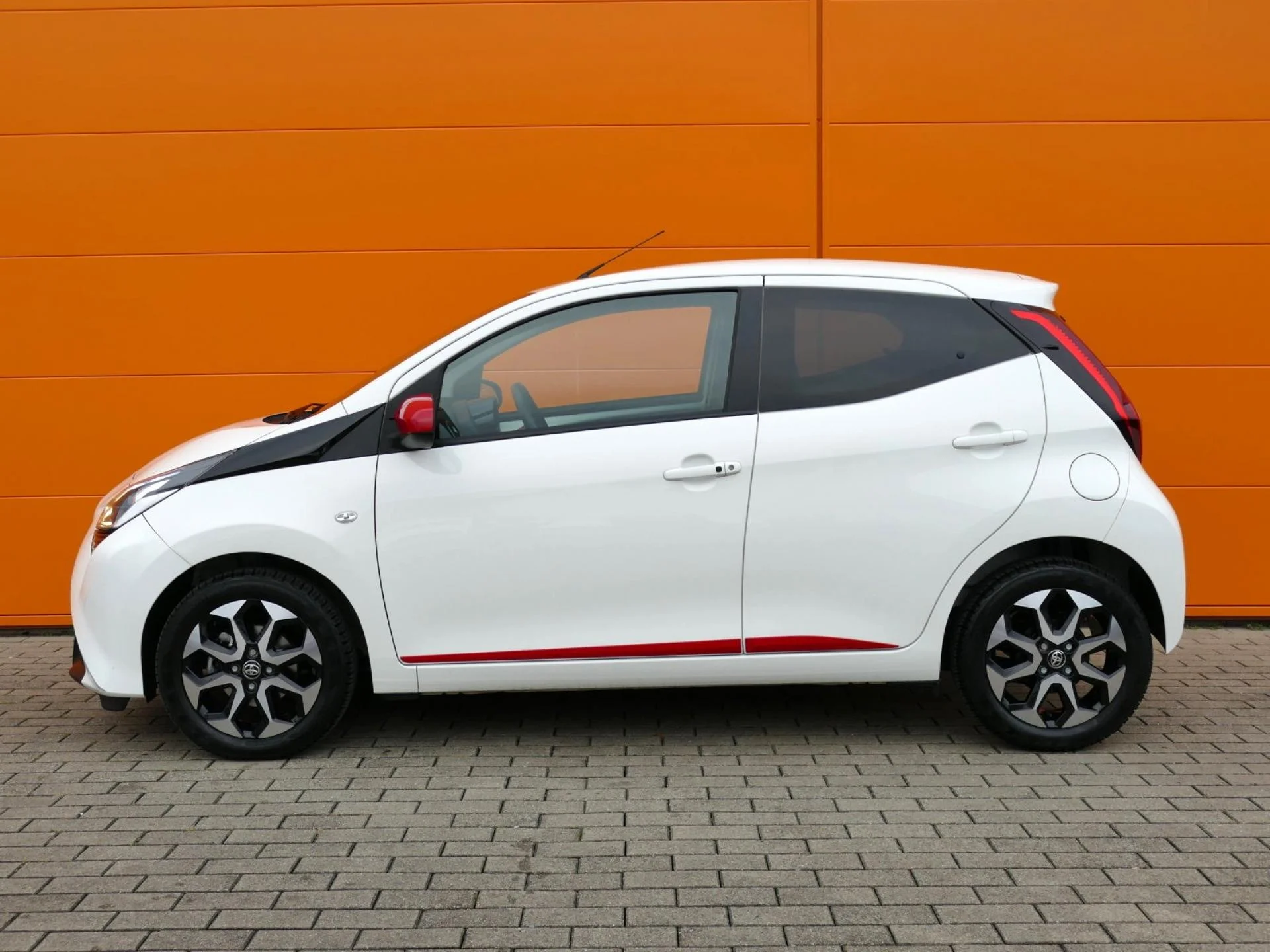 TOYOTA AYGO - Miniature 3 sur 32 - Cliquer pour voir cette photo