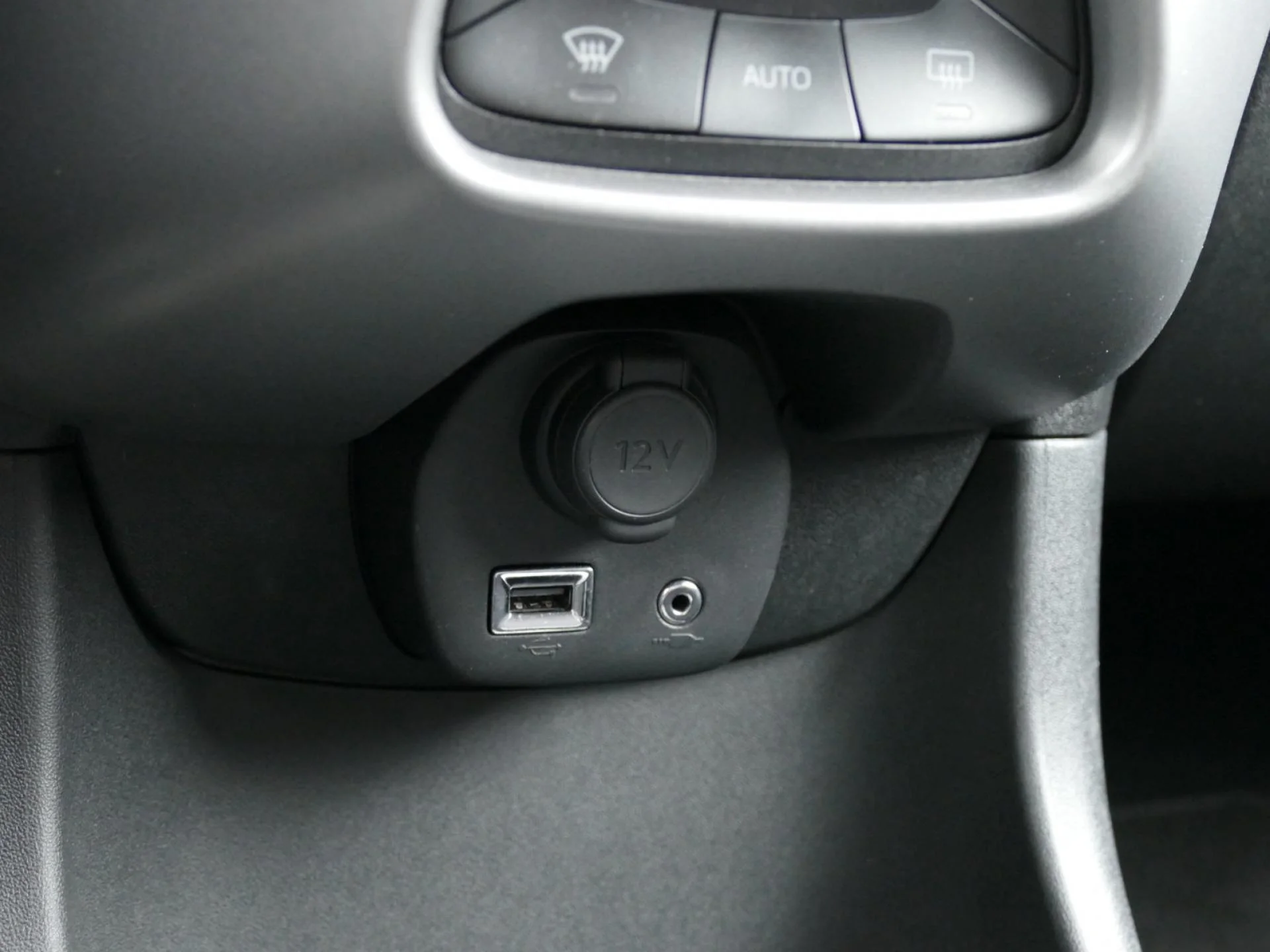 TOYOTA AYGO - Miniature 19 sur 32 - Cliquer pour voir cette photo