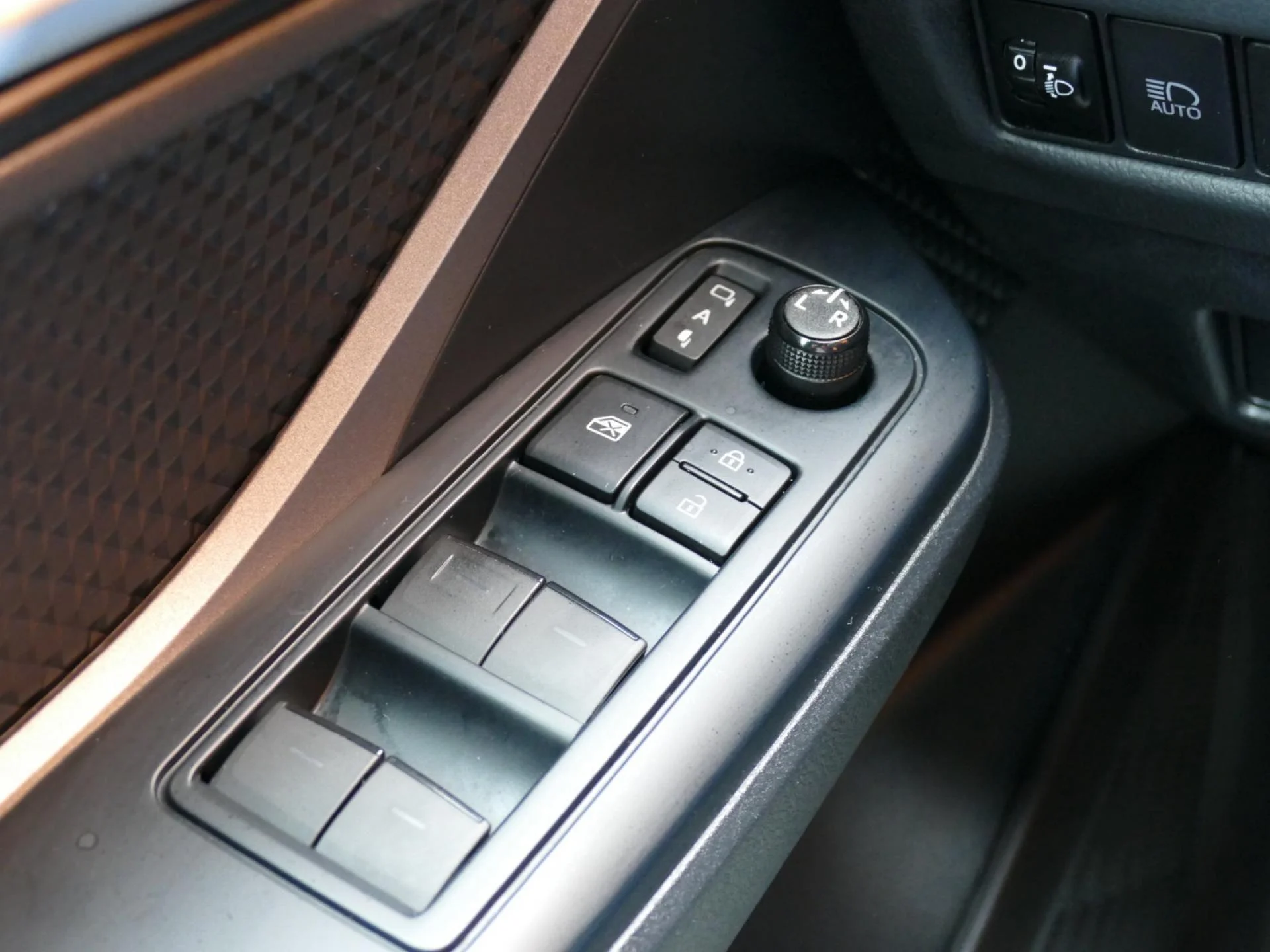 TOYOTA C-HR - Miniature 25 sur 27 - Cliquer pour voir cette photo