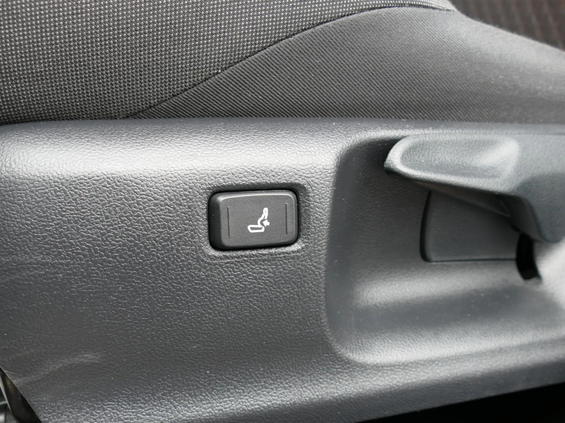 TOYOTA C-HR - Miniature 22 sur 27 - Cliquer pour voir cette photo