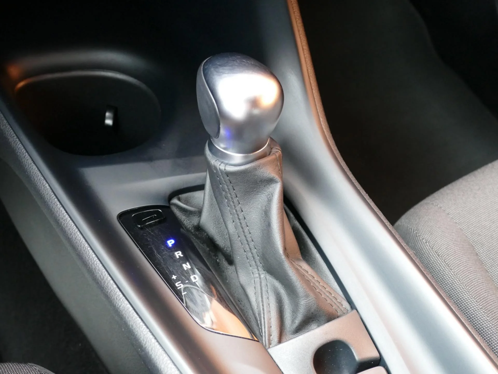 TOYOTA C-HR - Miniature 17 sur 27 - Cliquer pour voir cette photo