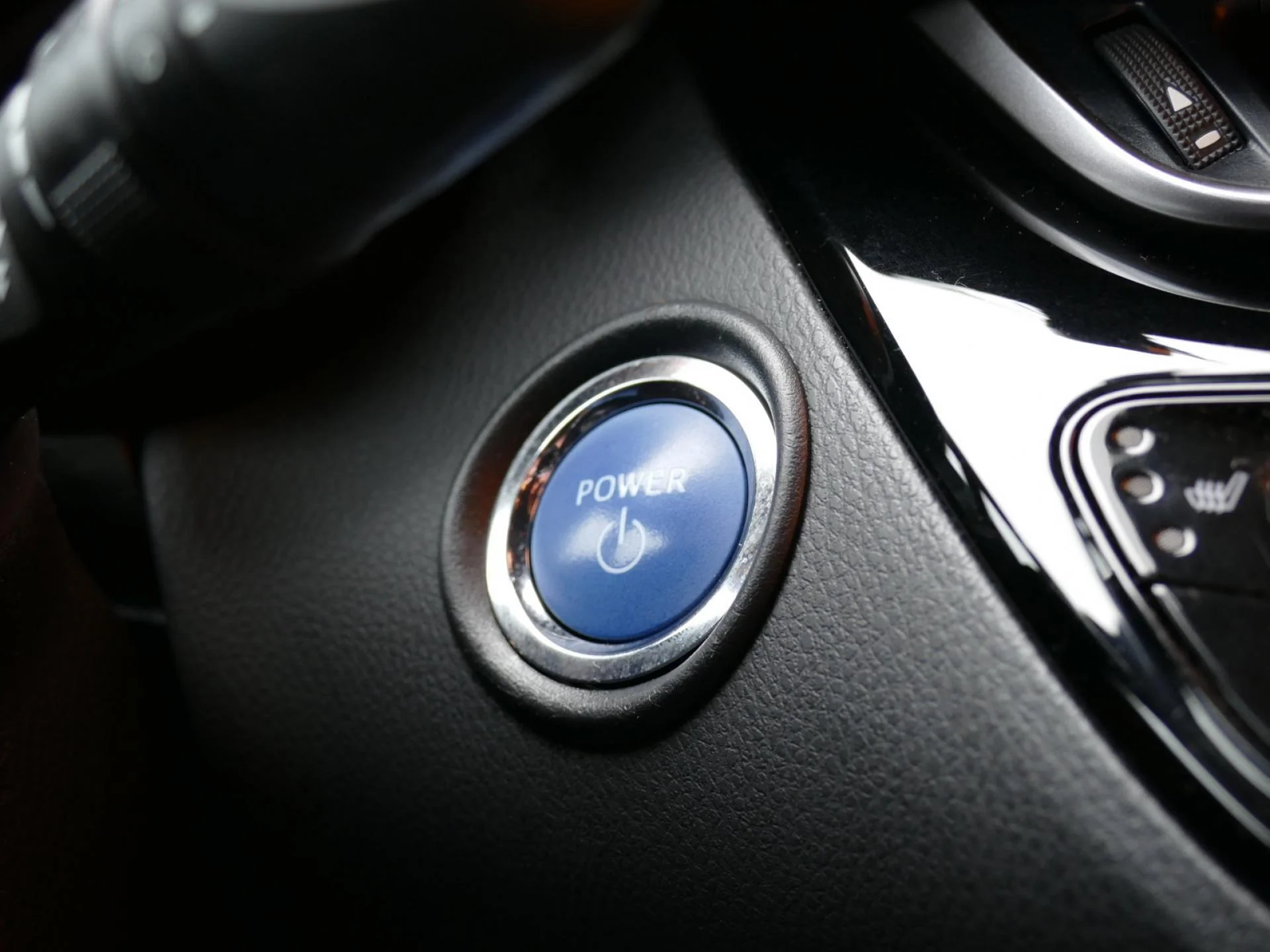 TOYOTA C-HR - Miniature 20 sur 27 - Cliquer pour voir cette photo