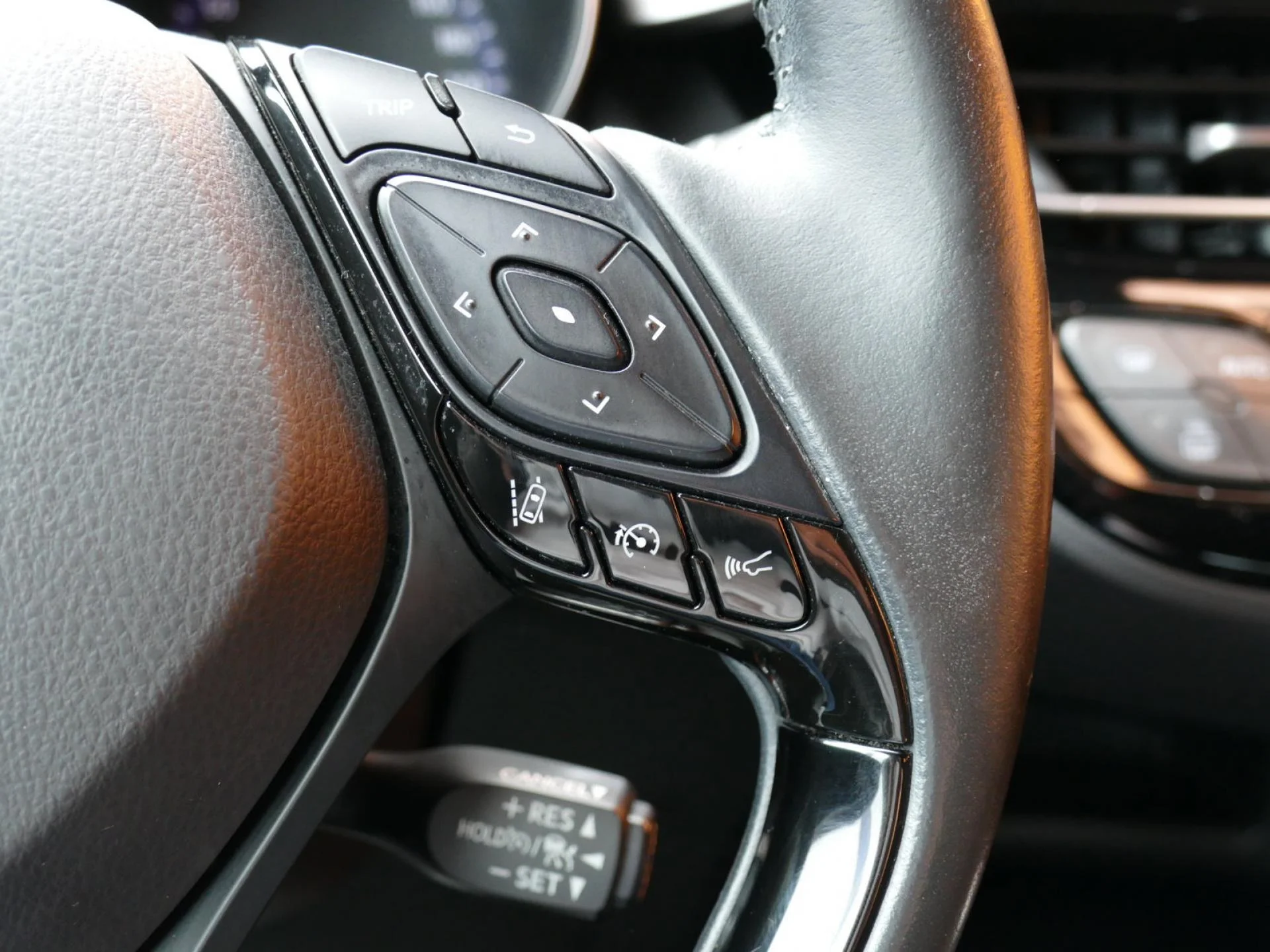 TOYOTA C-HR - Miniature 15 sur 27 - Cliquer pour voir cette photo