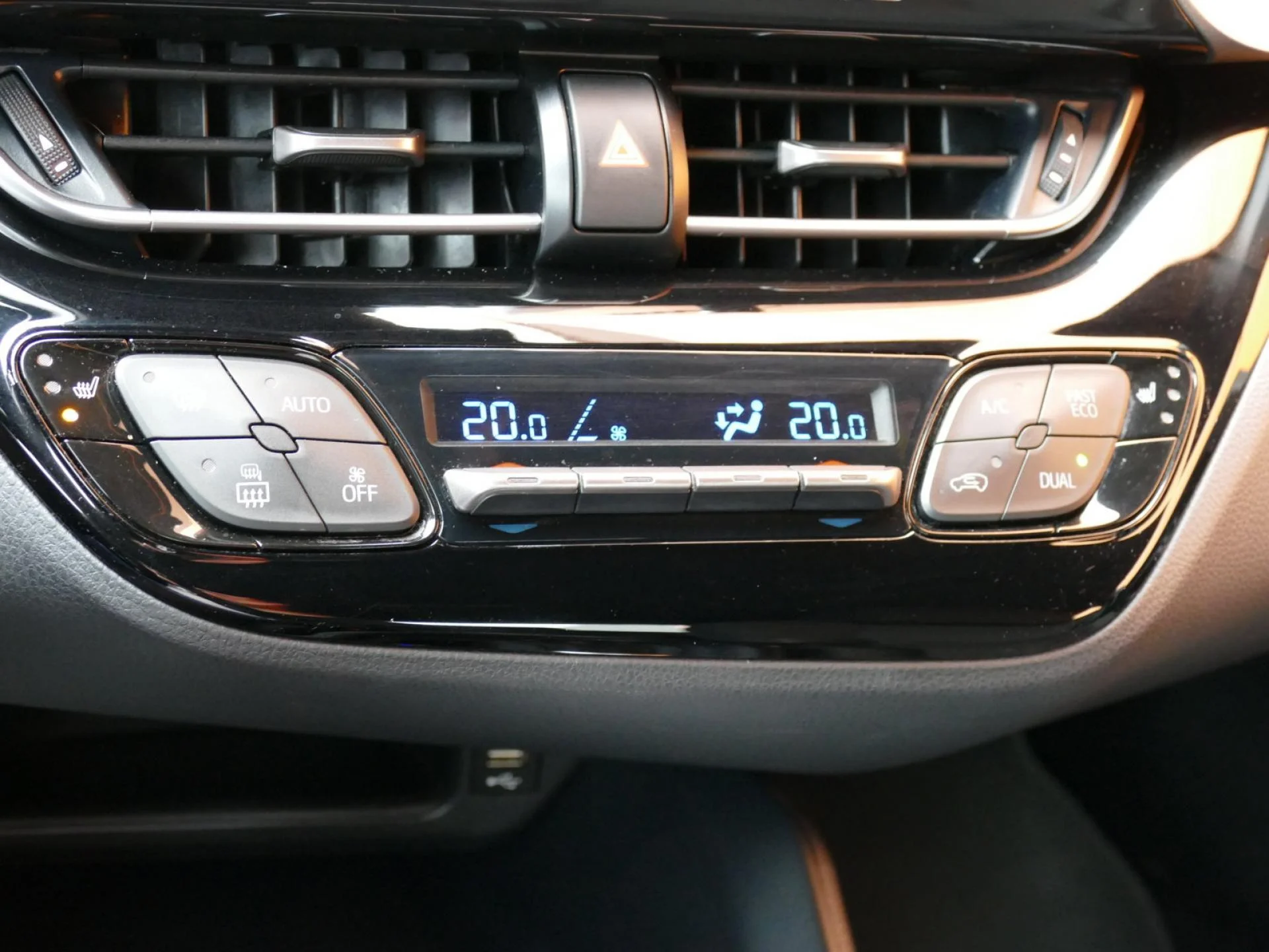 TOYOTA C-HR - Miniature 13 sur 27 - Cliquer pour voir cette photo