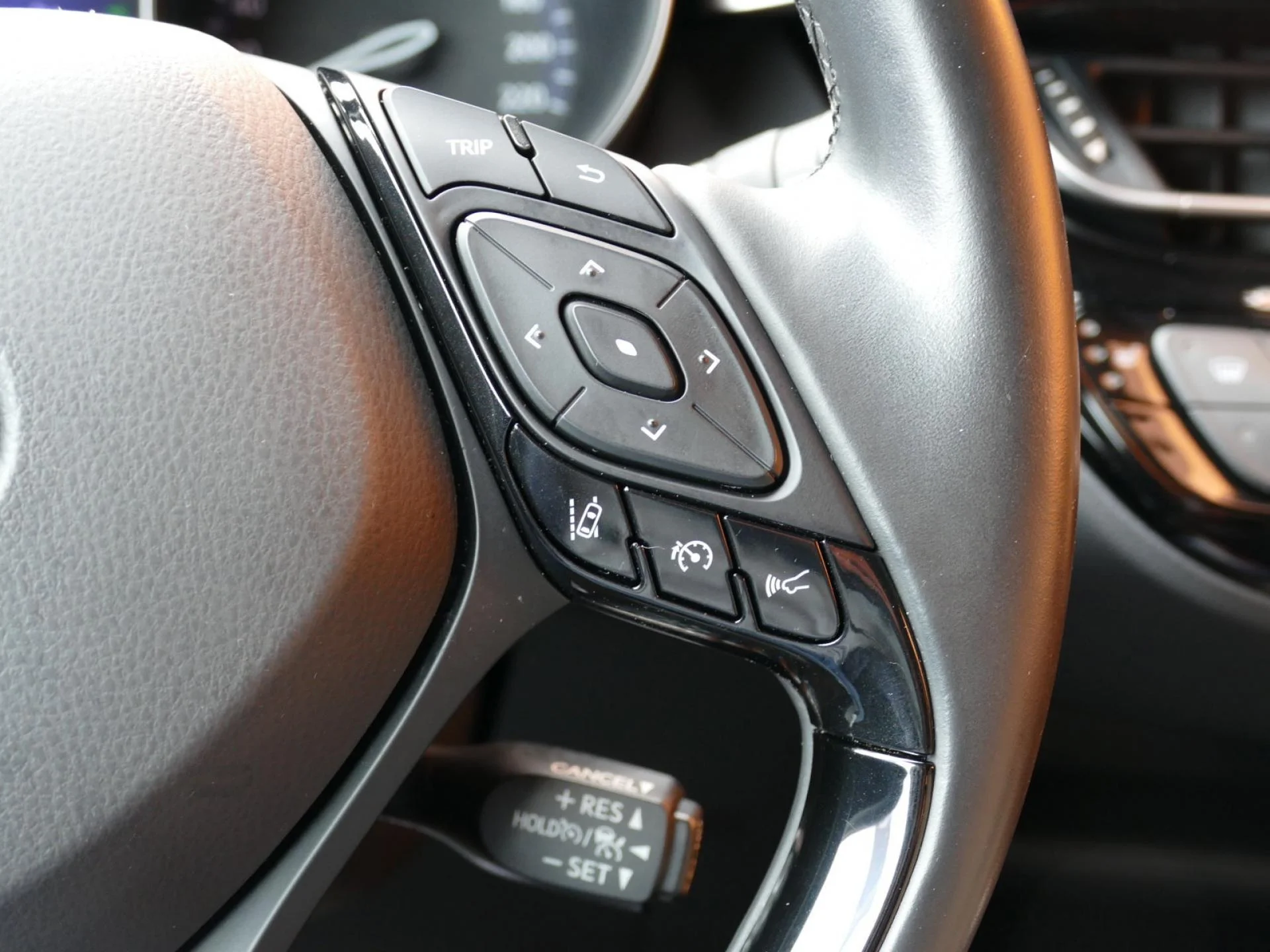 TOYOTA C-HR - Miniature 15 sur 35 - Cliquer pour voir cette photo