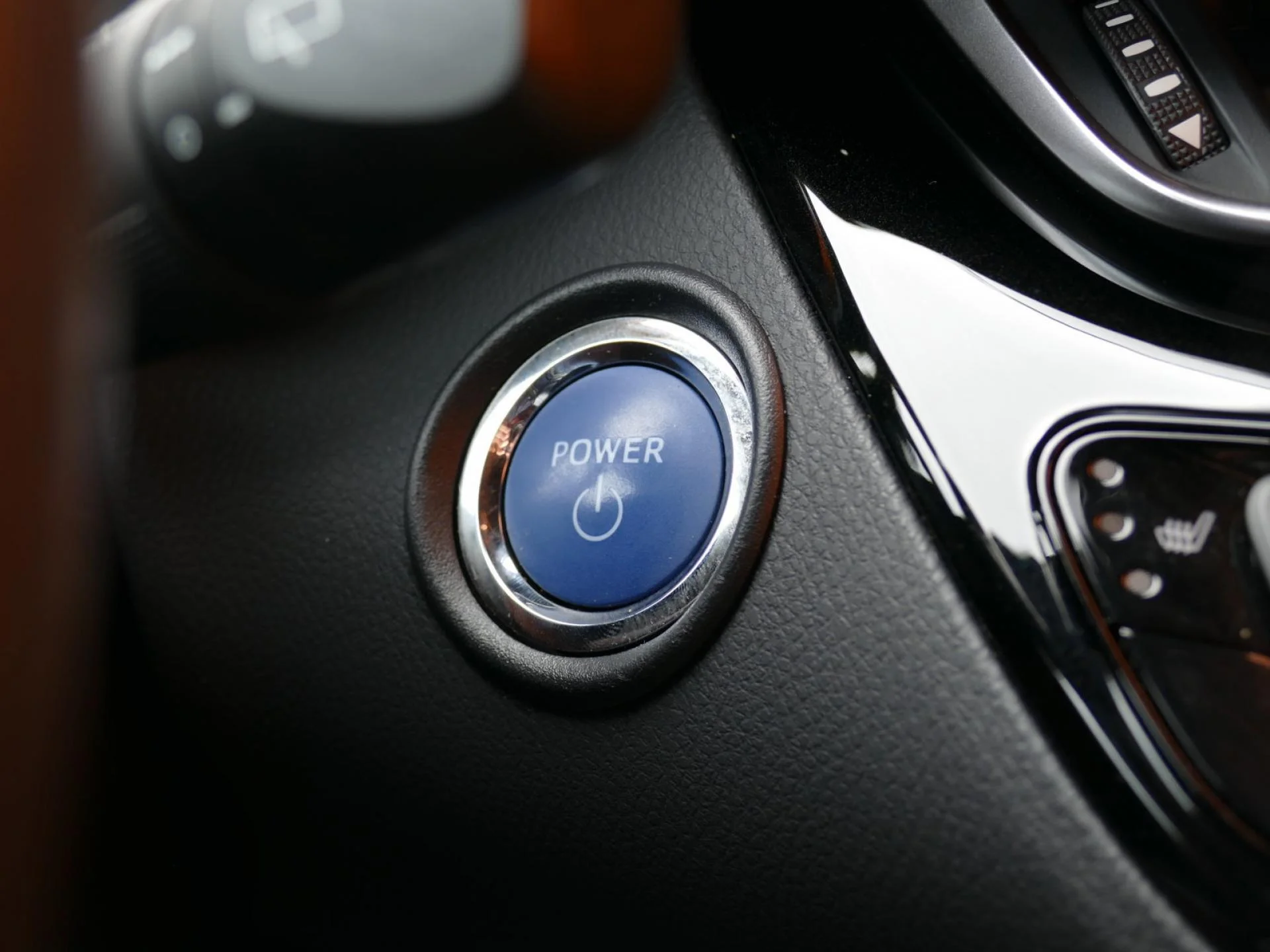 TOYOTA C-HR - Miniature 22 sur 35 - Cliquer pour voir cette photo