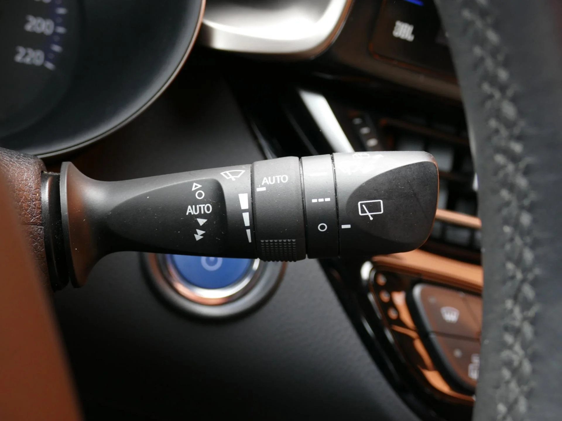 TOYOTA C-HR - Miniature 27 sur 35 - Cliquer pour voir cette photo