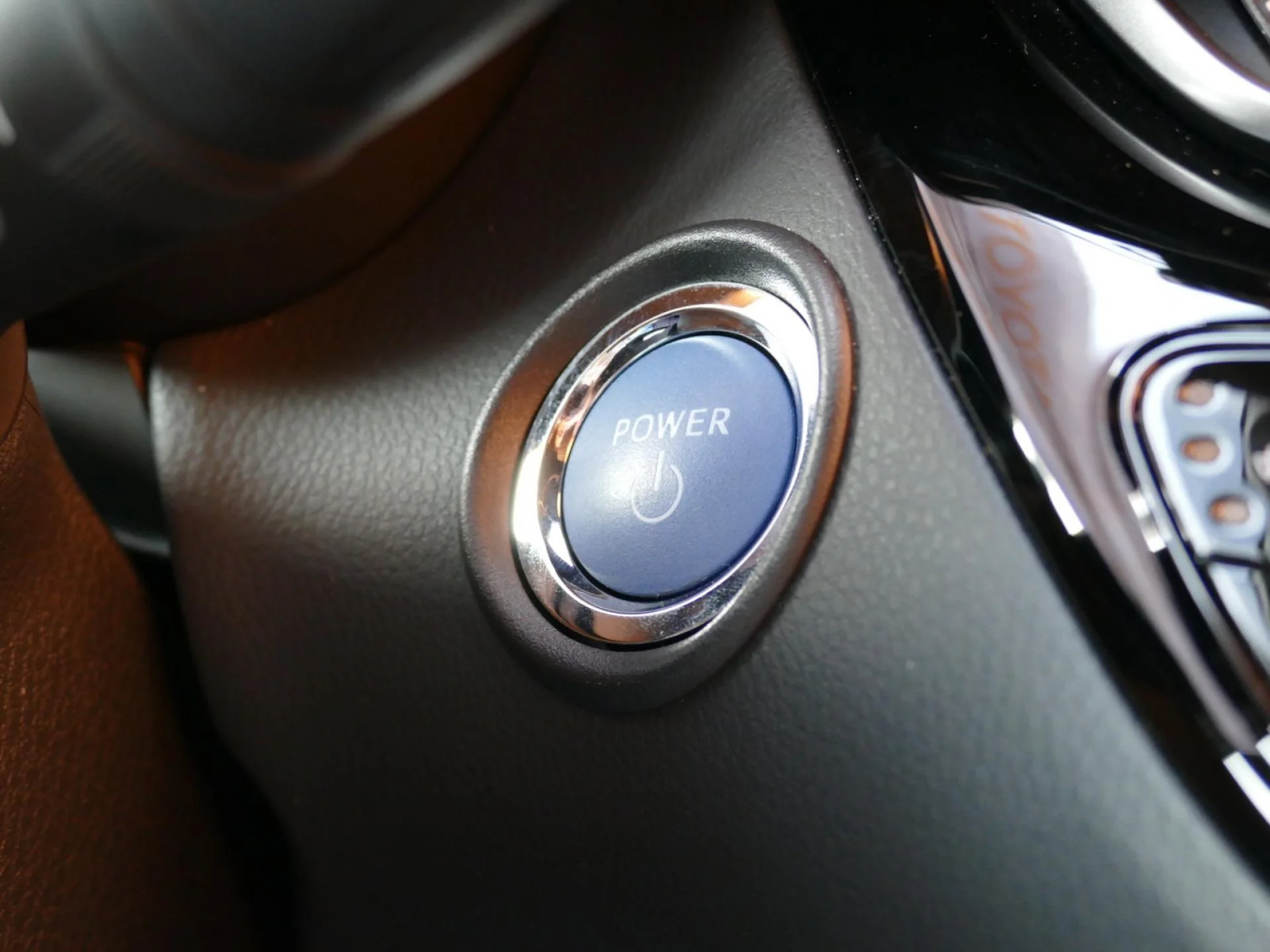 TOYOTA C-HR - Miniature 21 sur 34 - Cliquer pour voir cette photo