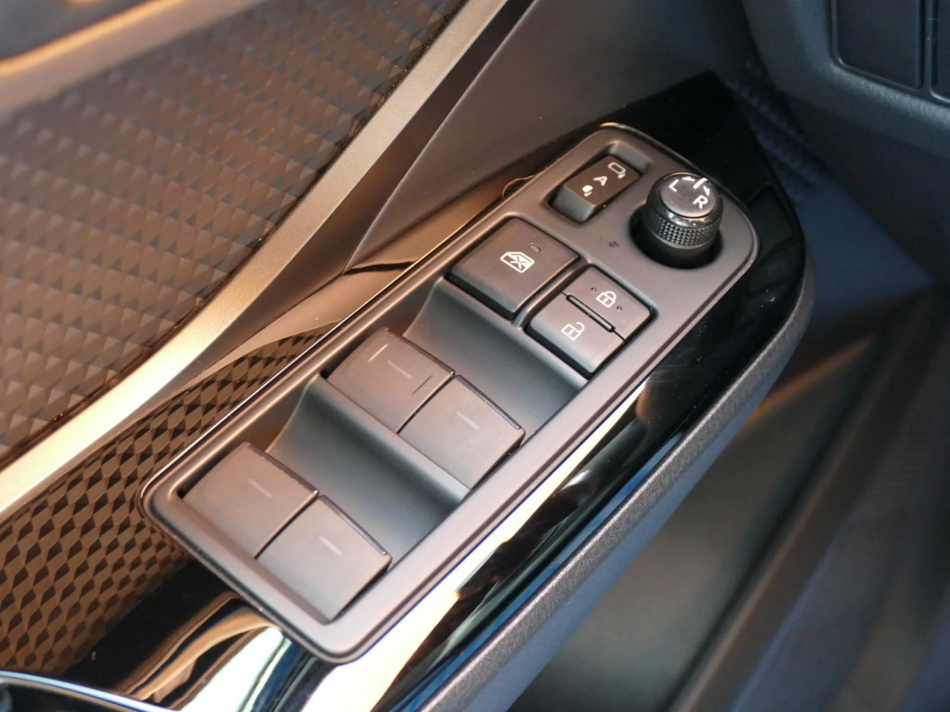 TOYOTA C-HR - Miniature 24 sur 34 - Cliquer pour voir cette photo