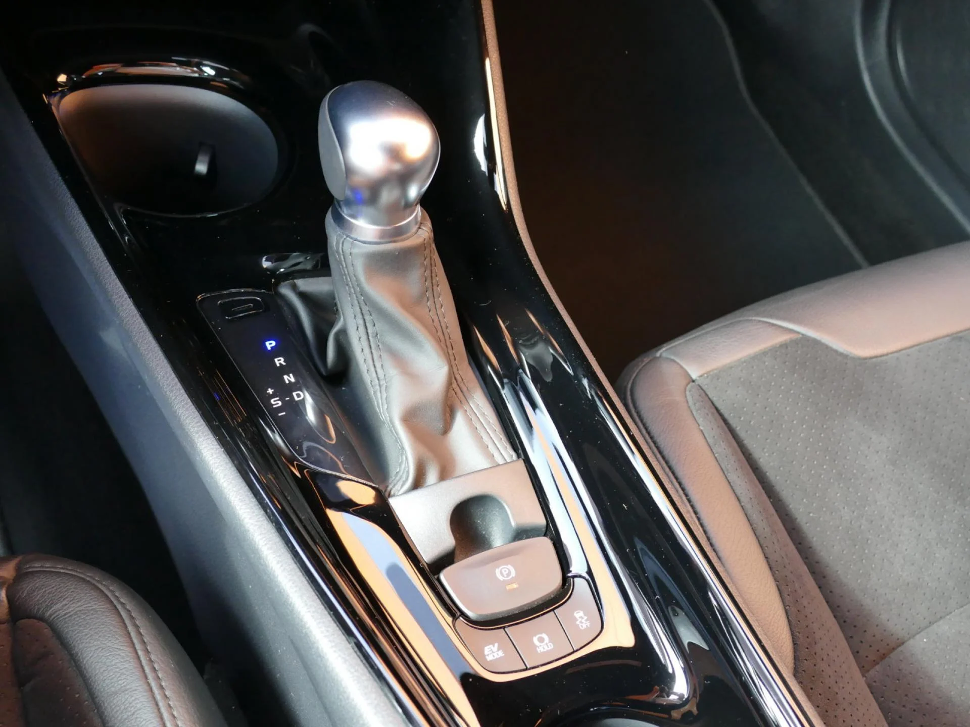 TOYOTA C-HR - Miniature 20 sur 34 - Cliquer pour voir cette photo
