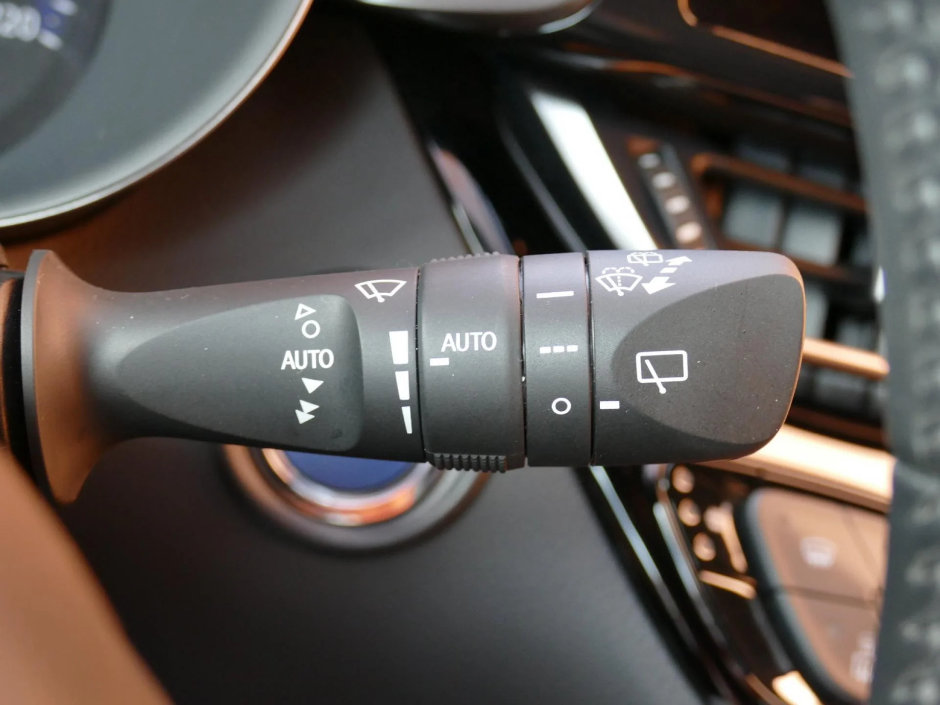 TOYOTA C-HR - Miniature 26 sur 34 - Cliquer pour voir cette photo
